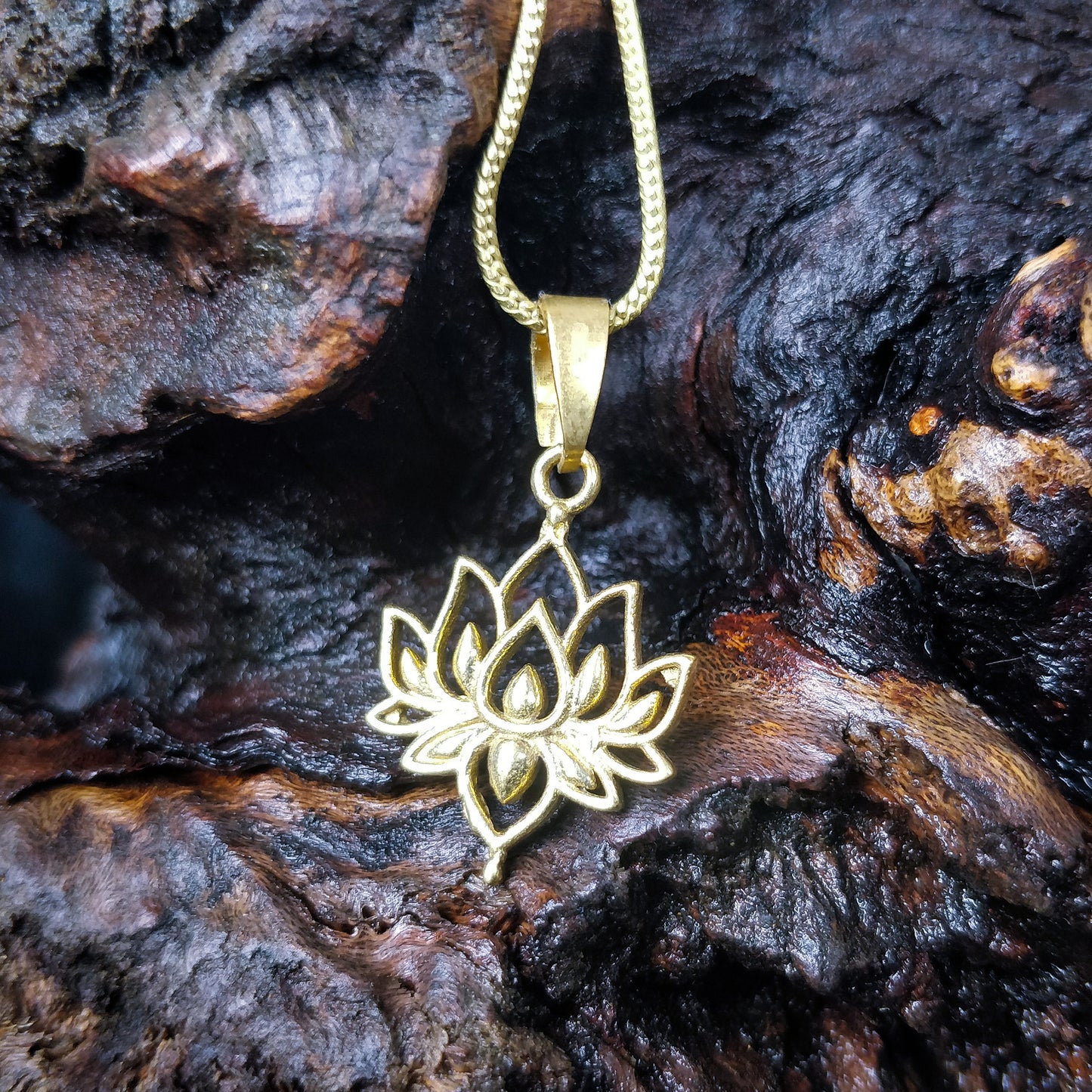 Pendentif fleur de lotus. Petit pendentif bohème en laiton / laiton plaqué argent.