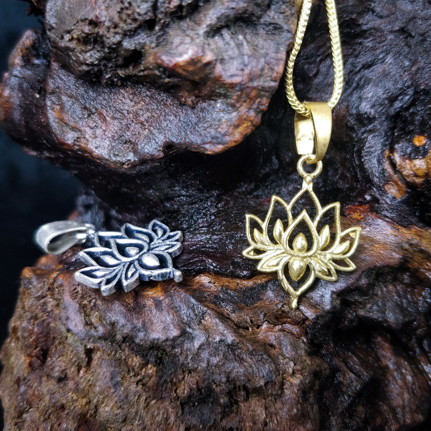 Pendentif fleur de lotus. Petit pendentif bohème en laiton / laiton plaqué argent.