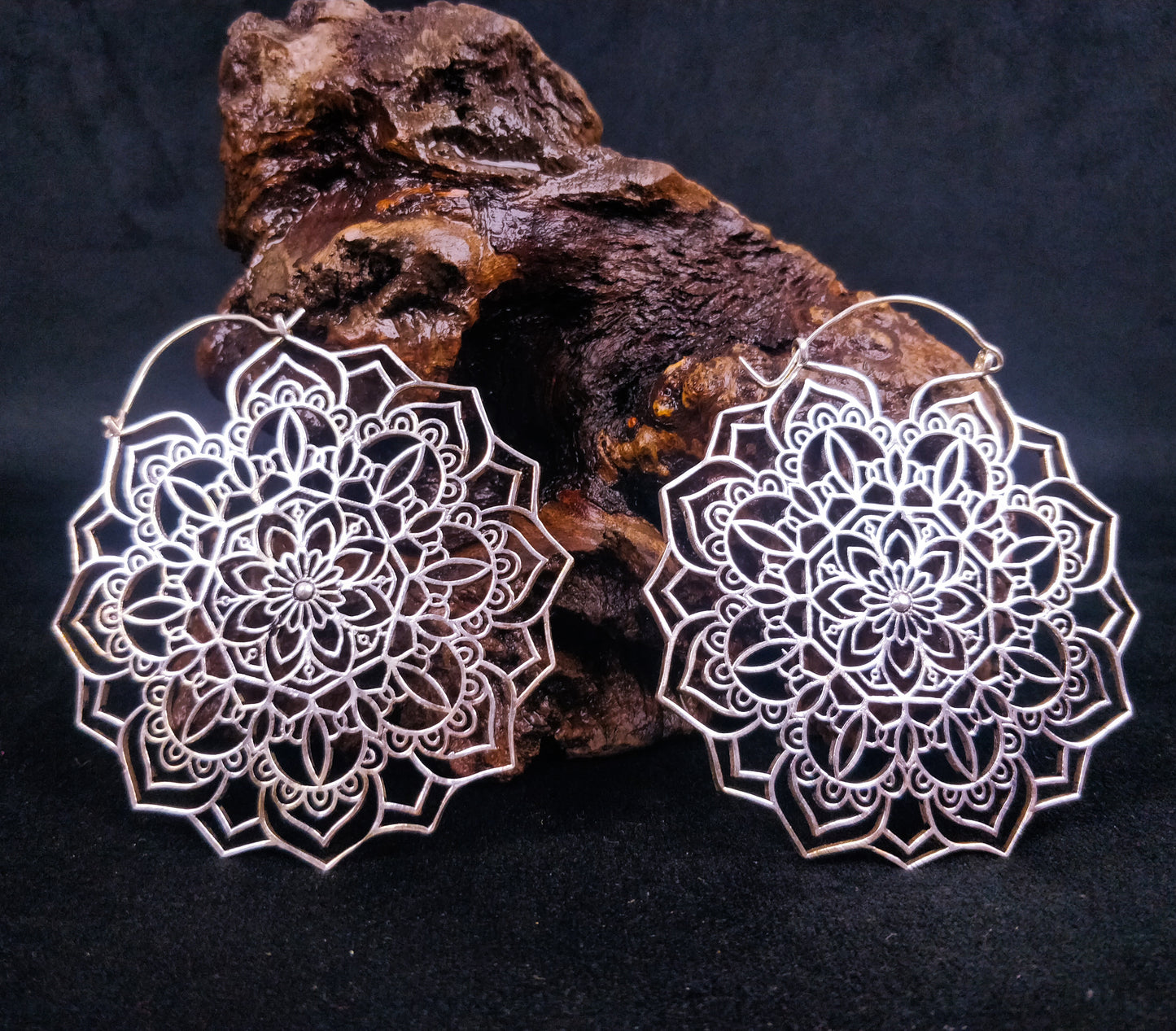 Maxi boucles d'oreilles bohème mandala. Grandes boucles boho chic en laiton / laiton plaqué argent.