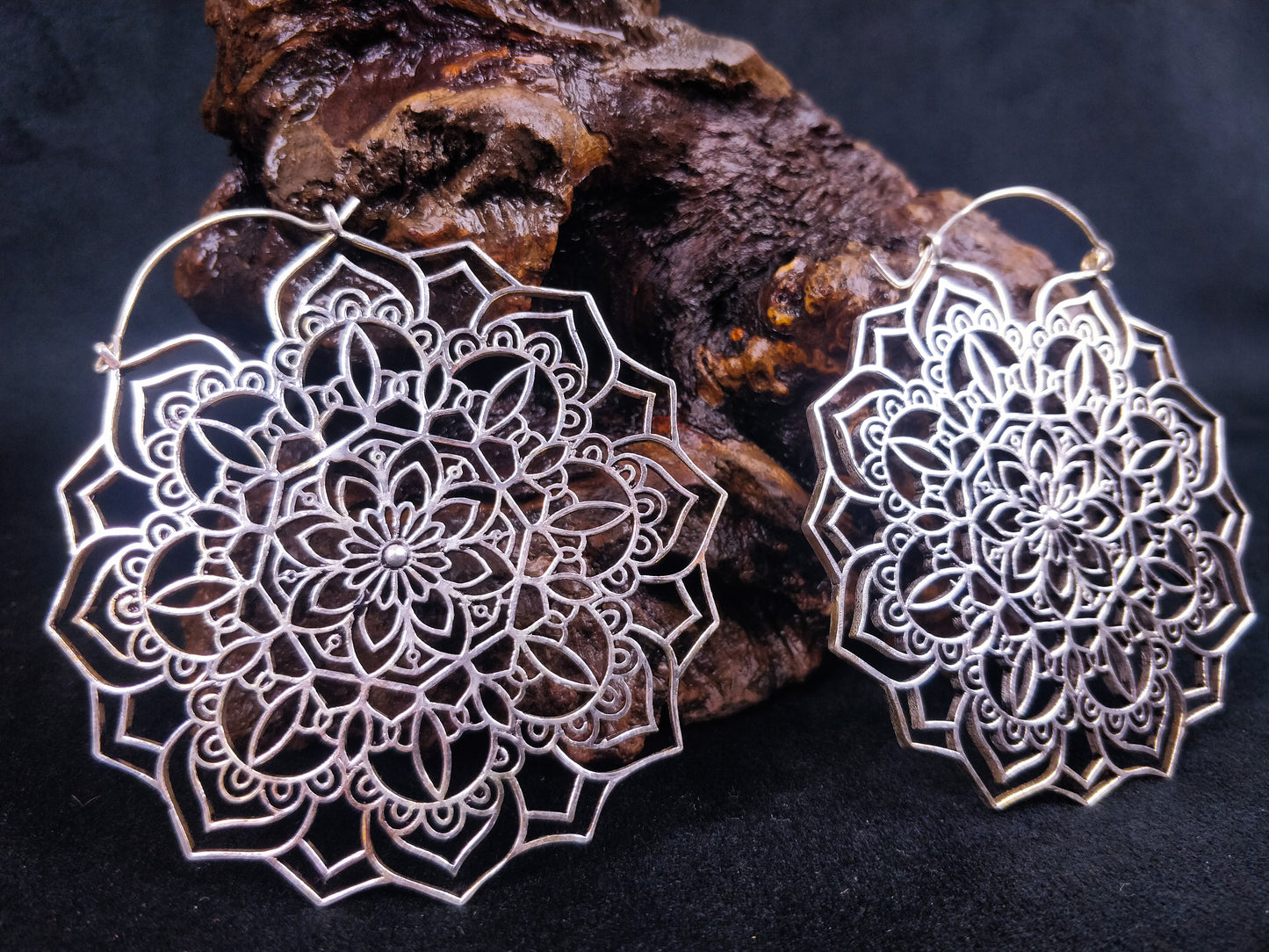 Maxi boucles d'oreilles bohème mandala. Grandes boucles boho chic en laiton / laiton plaqué argent.