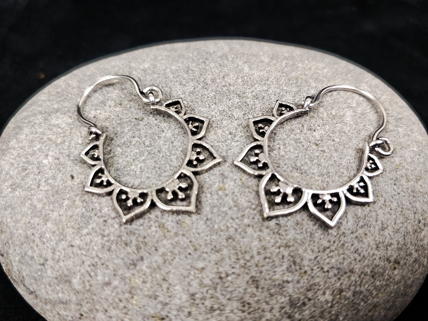 Mini boucles d'oreilles indiennes en laiton / laiton plaqué argent. Créoles bohème mandala.