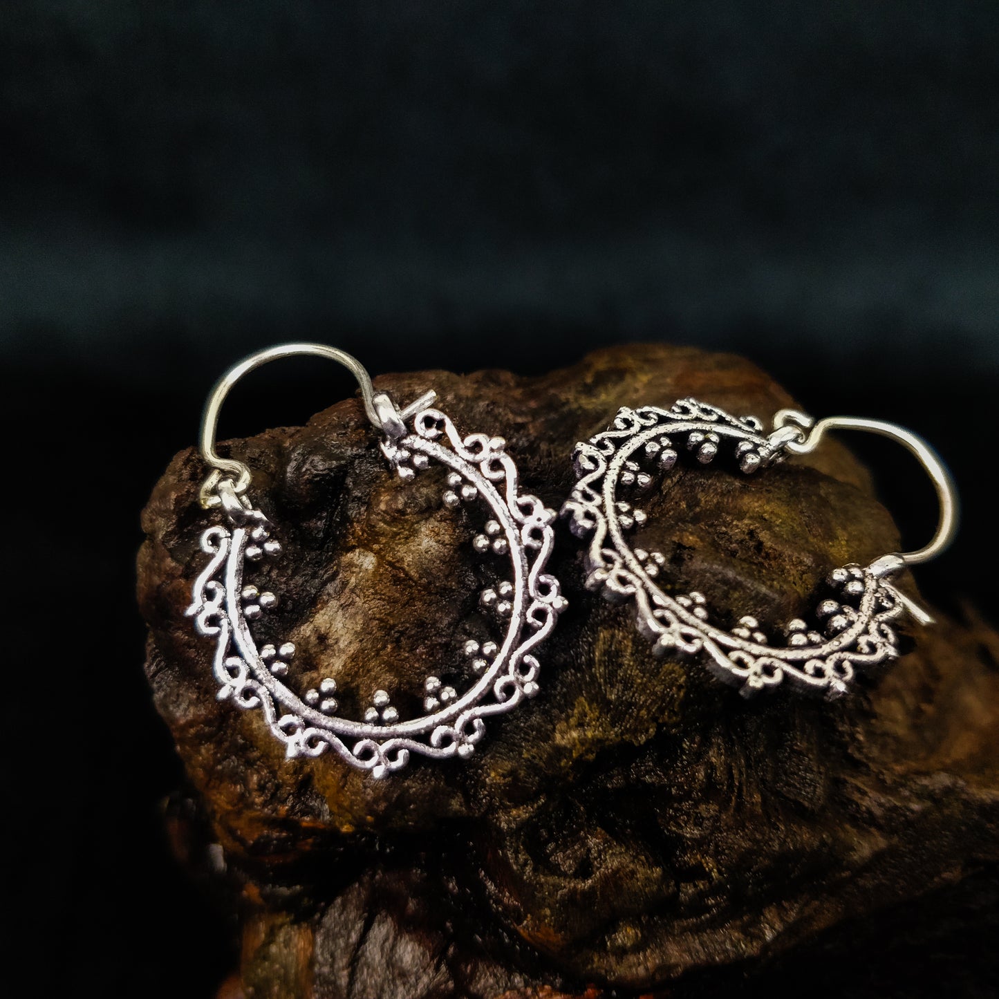 Mini boucles d'oreilles indiennes en laiton / laiton plaqué argent. Créoles bohème.