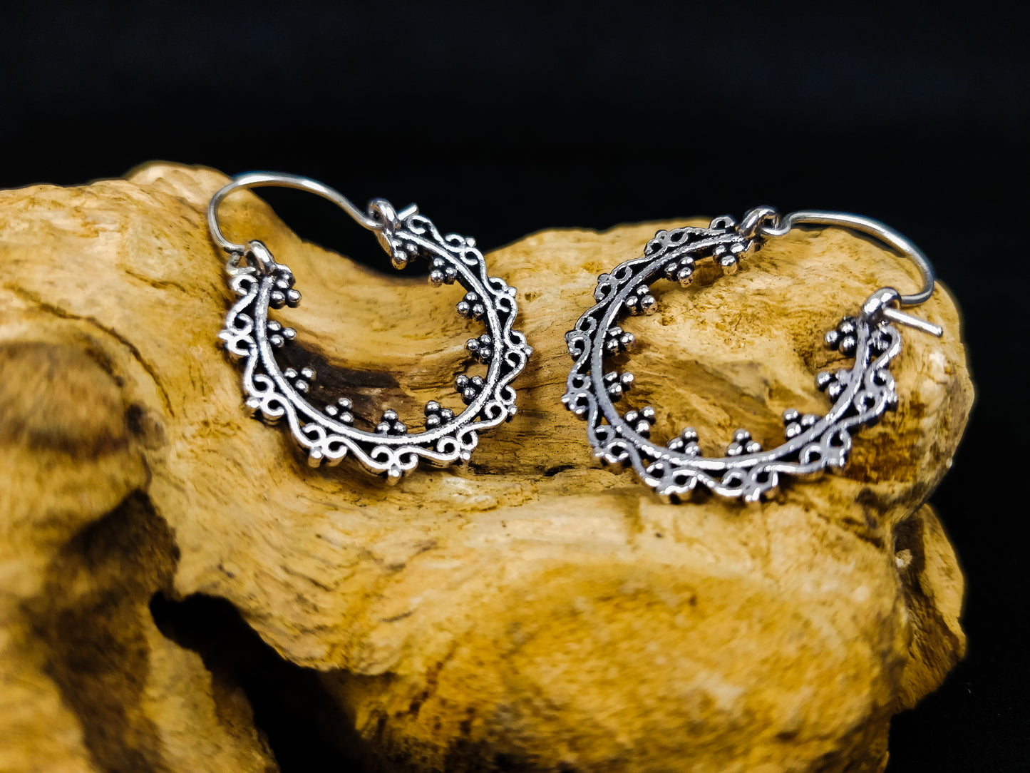 Mini boucles d'oreilles indiennes en laiton / laiton plaqué argent. Créoles bohème.