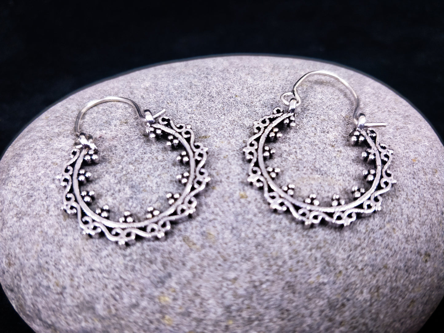 Mini boucles d'oreilles indiennes en laiton / laiton plaqué argent. Créoles bohème.