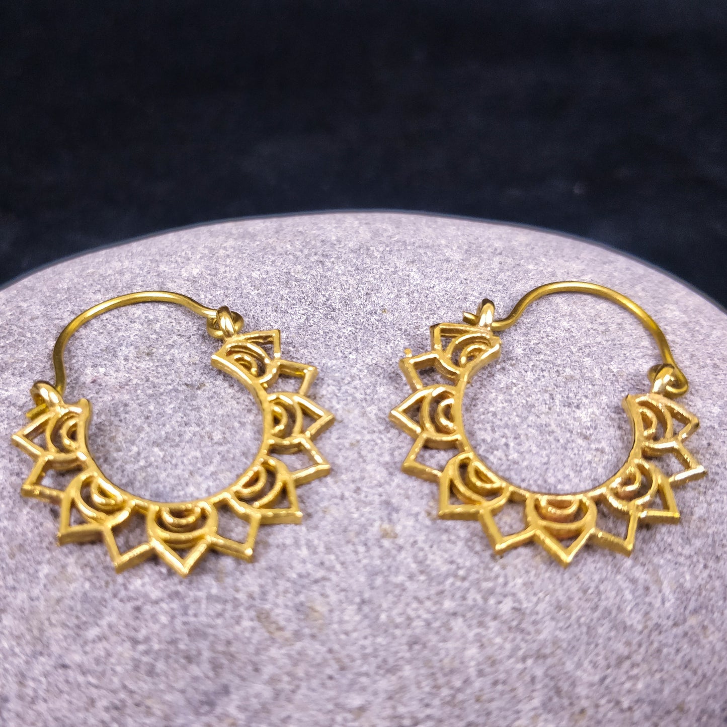 Mini boucles d'oreilles indiennes en laiton / laiton plaqué argent.Créoles mandala bohème.