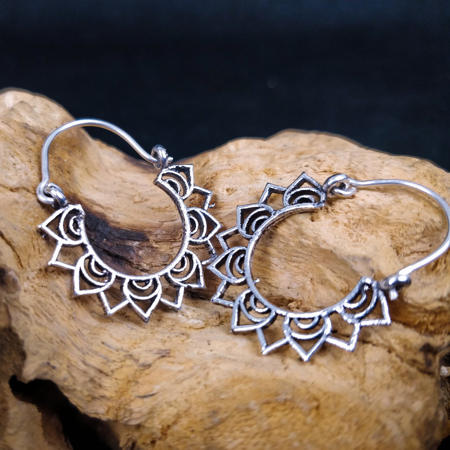 Mini boucles d'oreilles indiennes en laiton / laiton plaqué argent.Créoles mandala bohème.