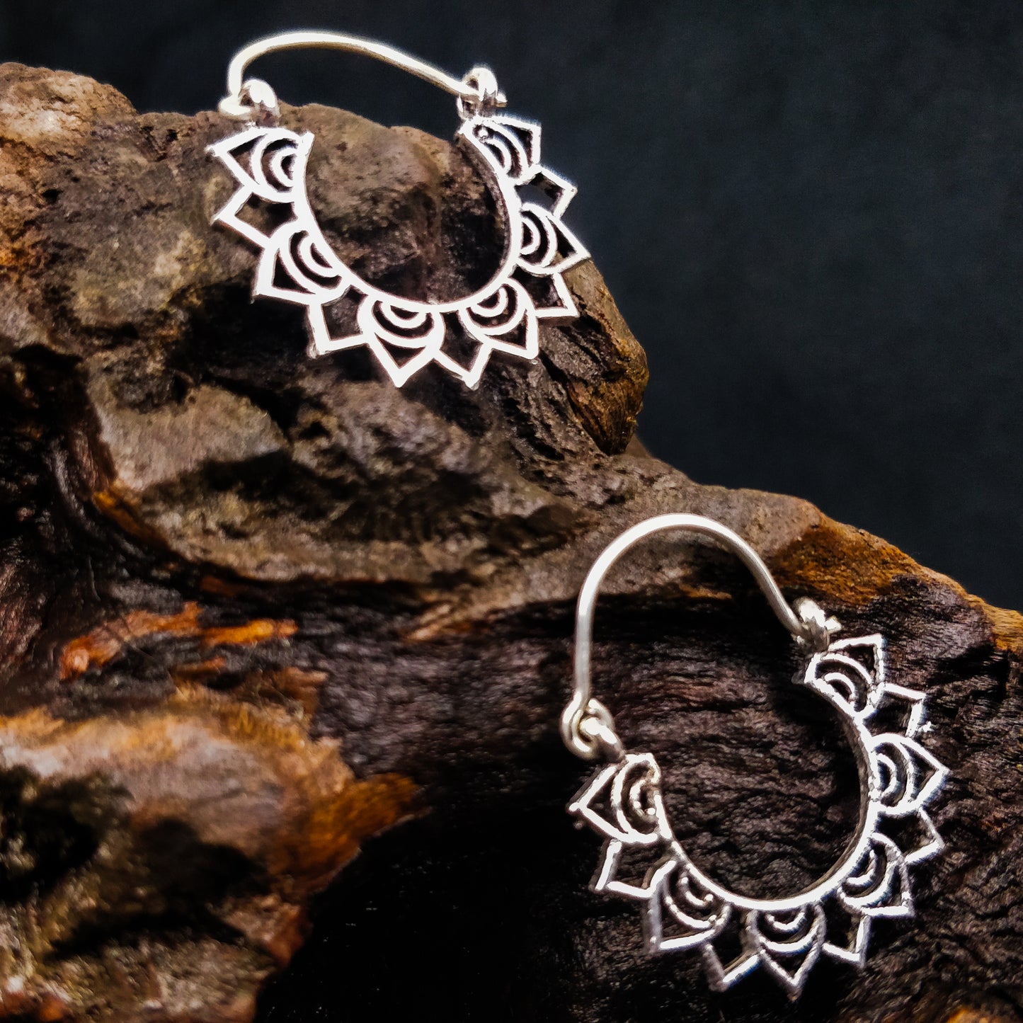 Mini boucles d'oreilles indiennes en laiton / laiton plaqué argent.Créoles mandala bohème.