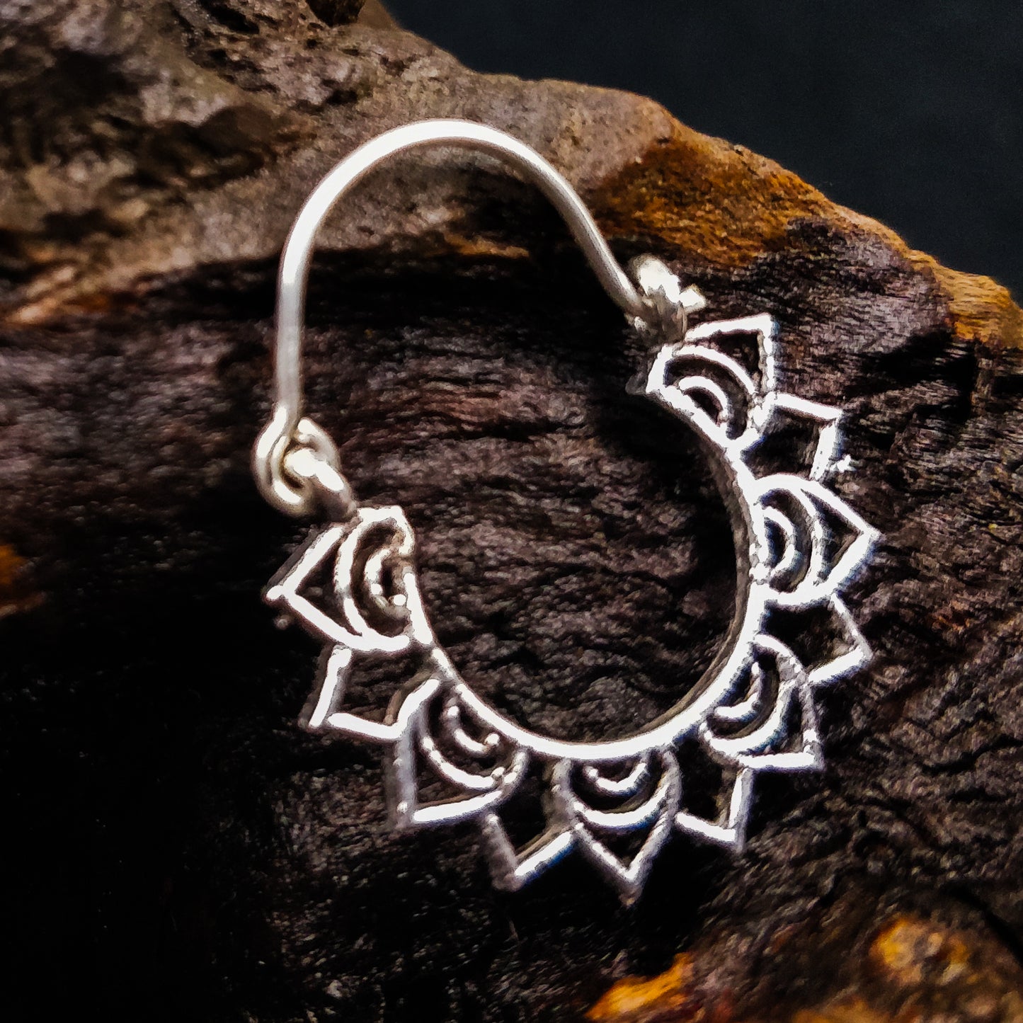 Mini boucles d'oreilles indiennes en laiton / laiton plaqué argent.Créoles mandala bohème.