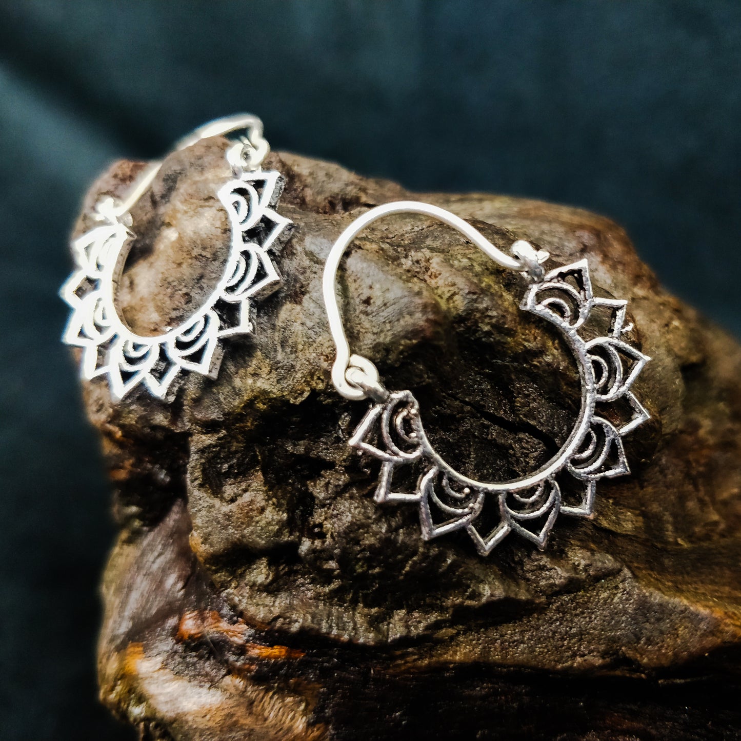 Mini boucles d'oreilles indiennes en laiton / laiton plaqué argent.Créoles mandala bohème.