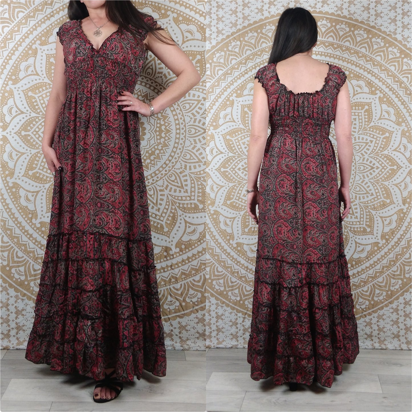 Langes Tehla-Kleid aus indischer Seide. Böhmisches ausgestelltes Kleid mit Rüschen. Blaue und graue Blumenmuster / rote und schwarze Ethnomuster.