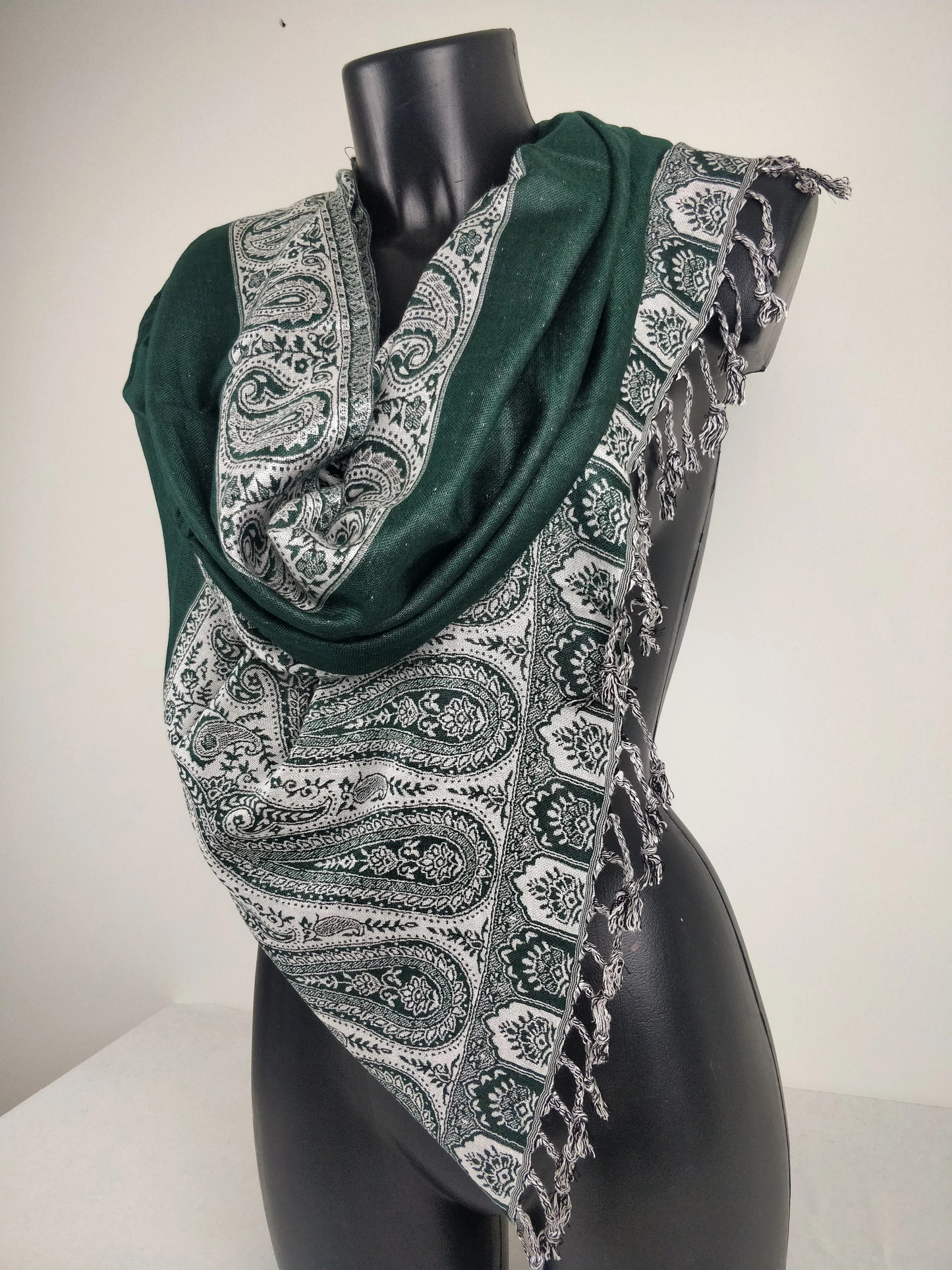 Pashmina Helak réversible en viscose. Echarpe motifs paisley vert et blanc.