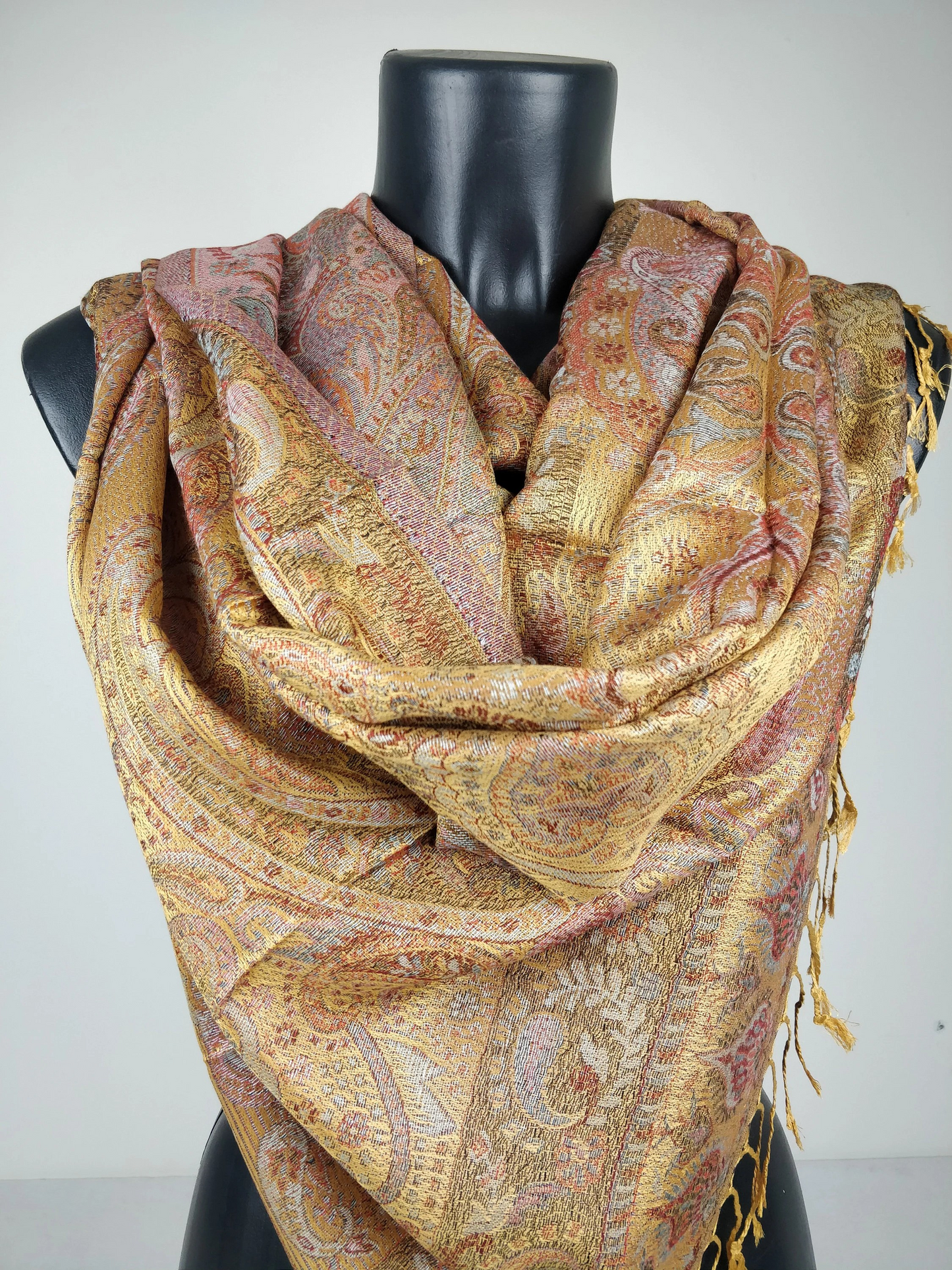 Wende-Mangal-Pashmina aus Modal/Seide. Gelber und brauner Schal mit Paisleymuster.