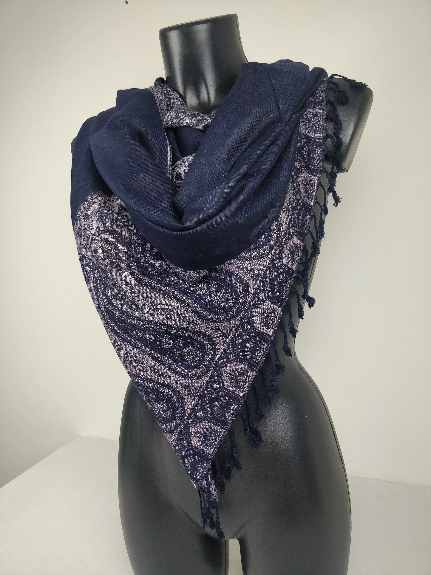 Pashmina Helak réversible en viscose. Echarpe motifs paisley bleu marine