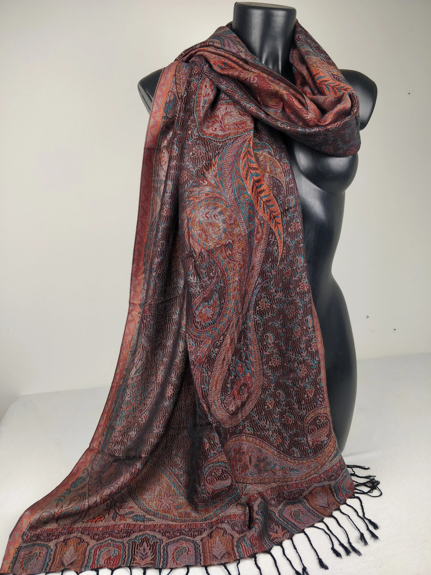 Pashmina Mangal réversible en modal / soie. Echarpe motif paisley marron.