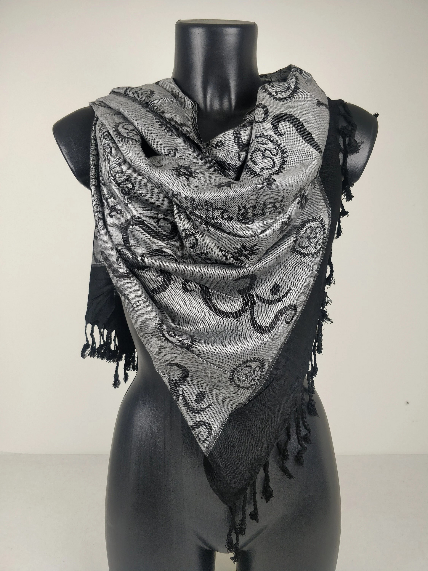 Pashmina Kharma réversible en viscose. Echarpe motifs ohm gris.