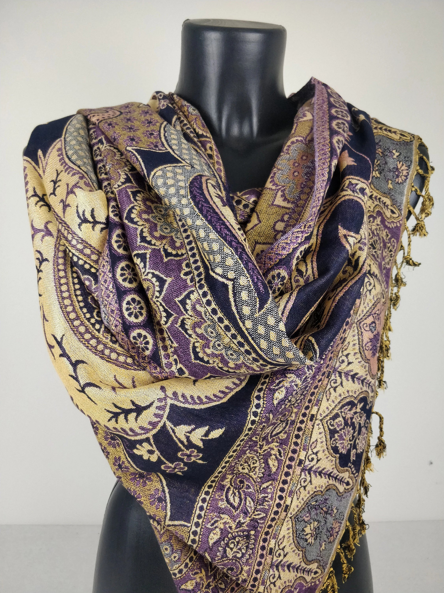 Pashmina vintage Hantra en viscose. Echarpe réversible aux motifs paisley violet.