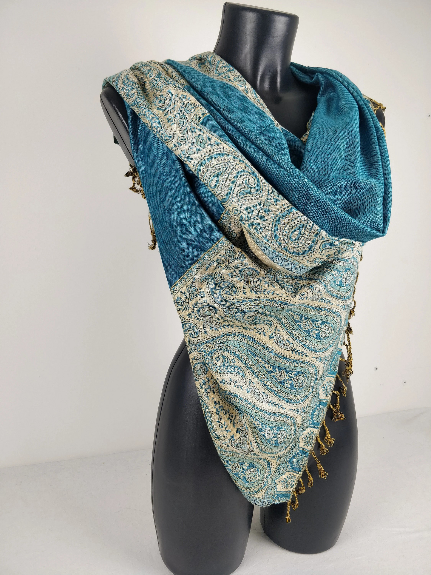 Pashmina Helak réversible en viscose. Echarpe motifs paisley bleu et crème.