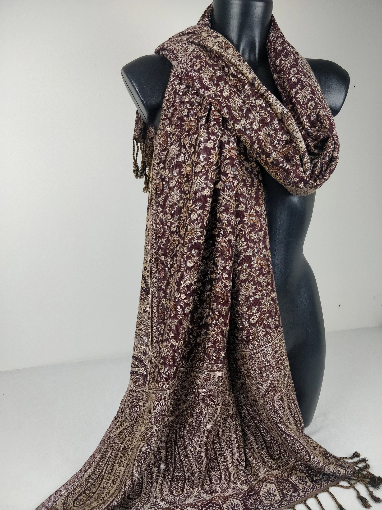 Pashmina réversible Sankya en viscose. Echarpe motif paisley marron.