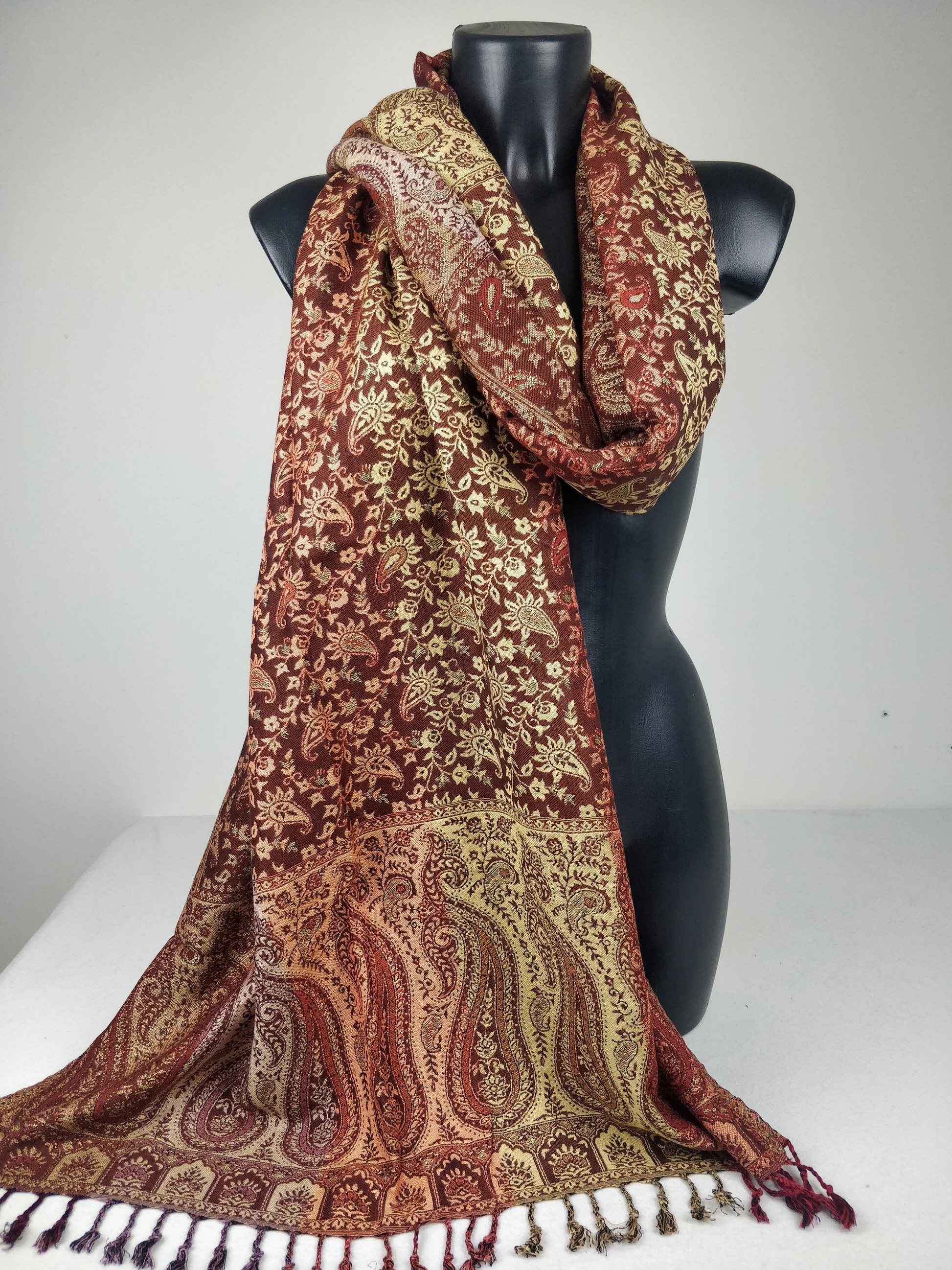 Pashmina réversible avec motifs paisley tons marron, en viscose douce.