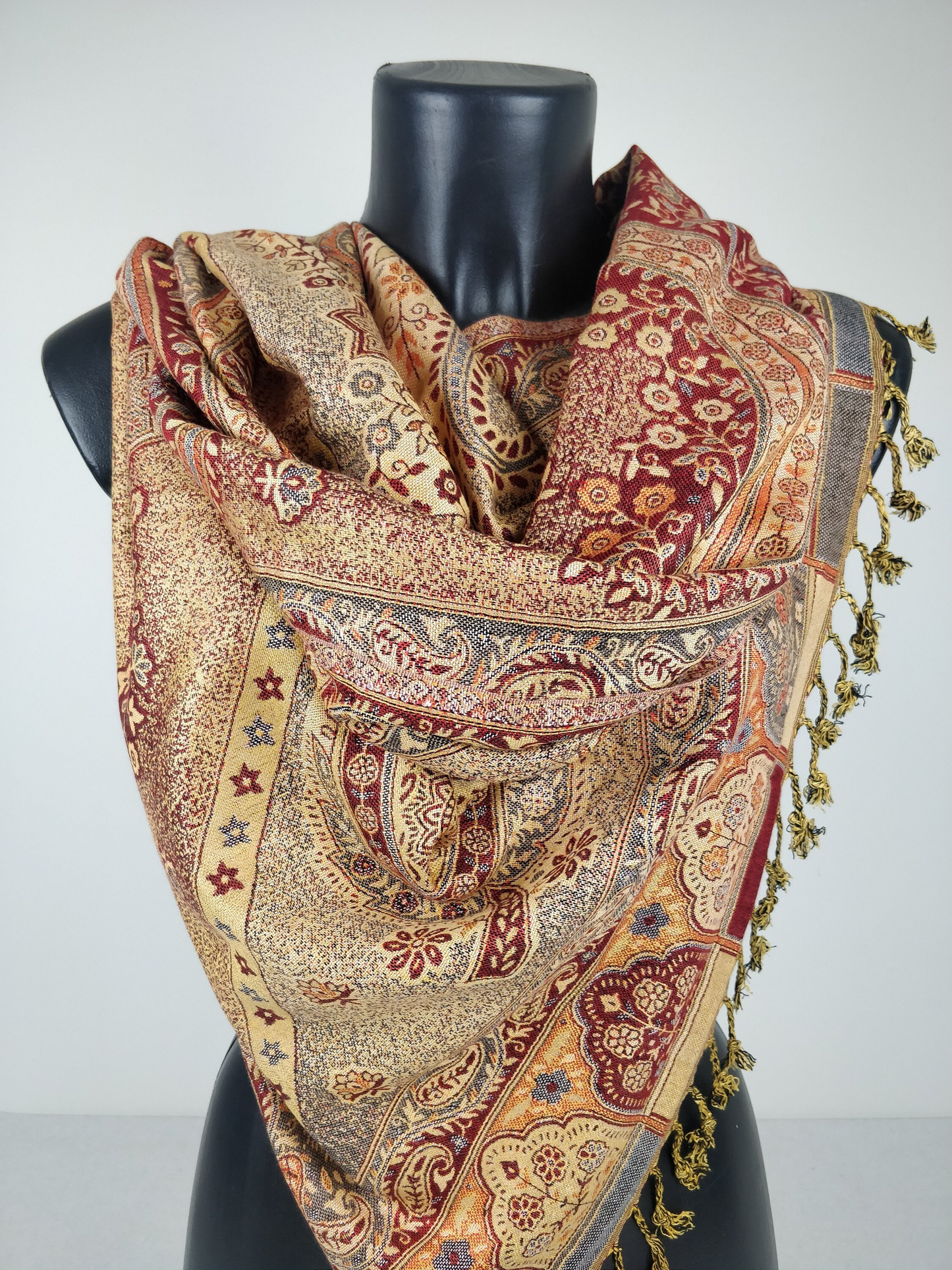 Pashmina vintage Hantra en viscose. Echarpe réversible aux motifs ethnique rouge et crème.