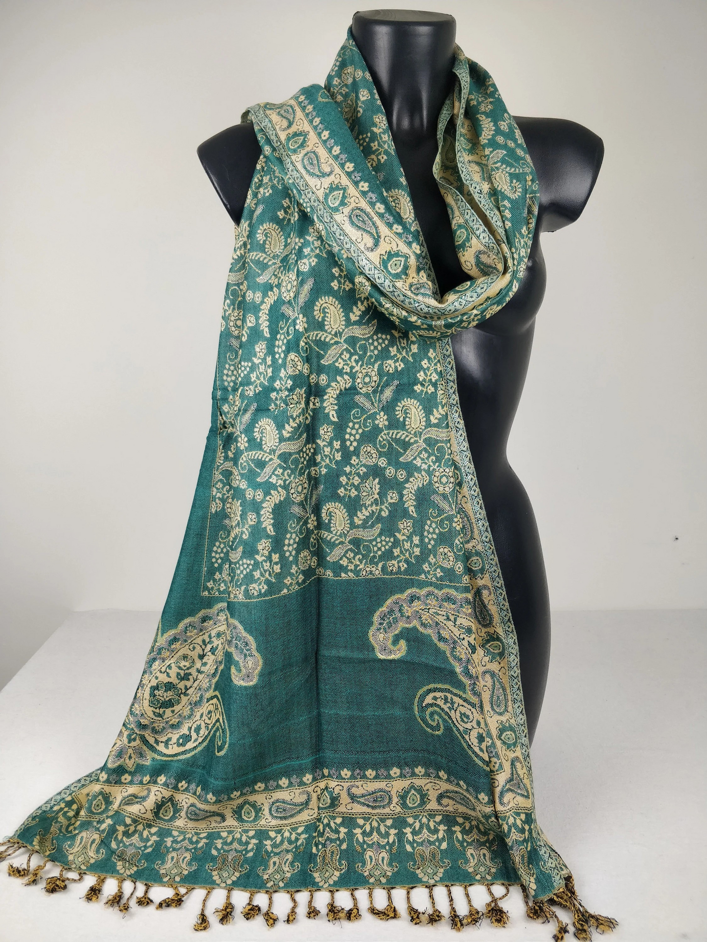 Wendbarer Pashmina Riyan aus Viskose. Blaues und cremefarbenes Paisley-Muster.