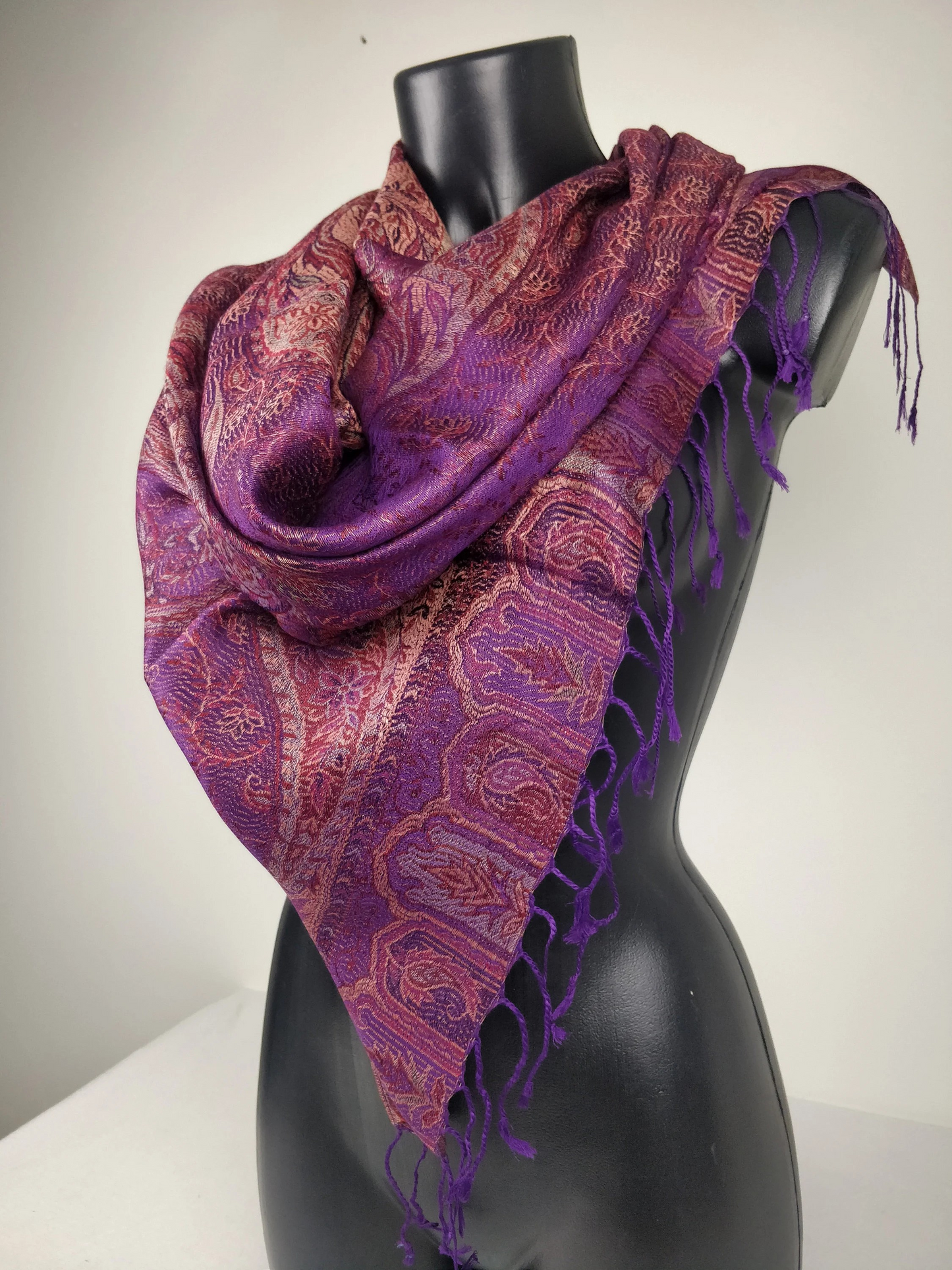 Pashmina Mangal réversible en modal / soie. Echarpe aux motifs paisley violet.