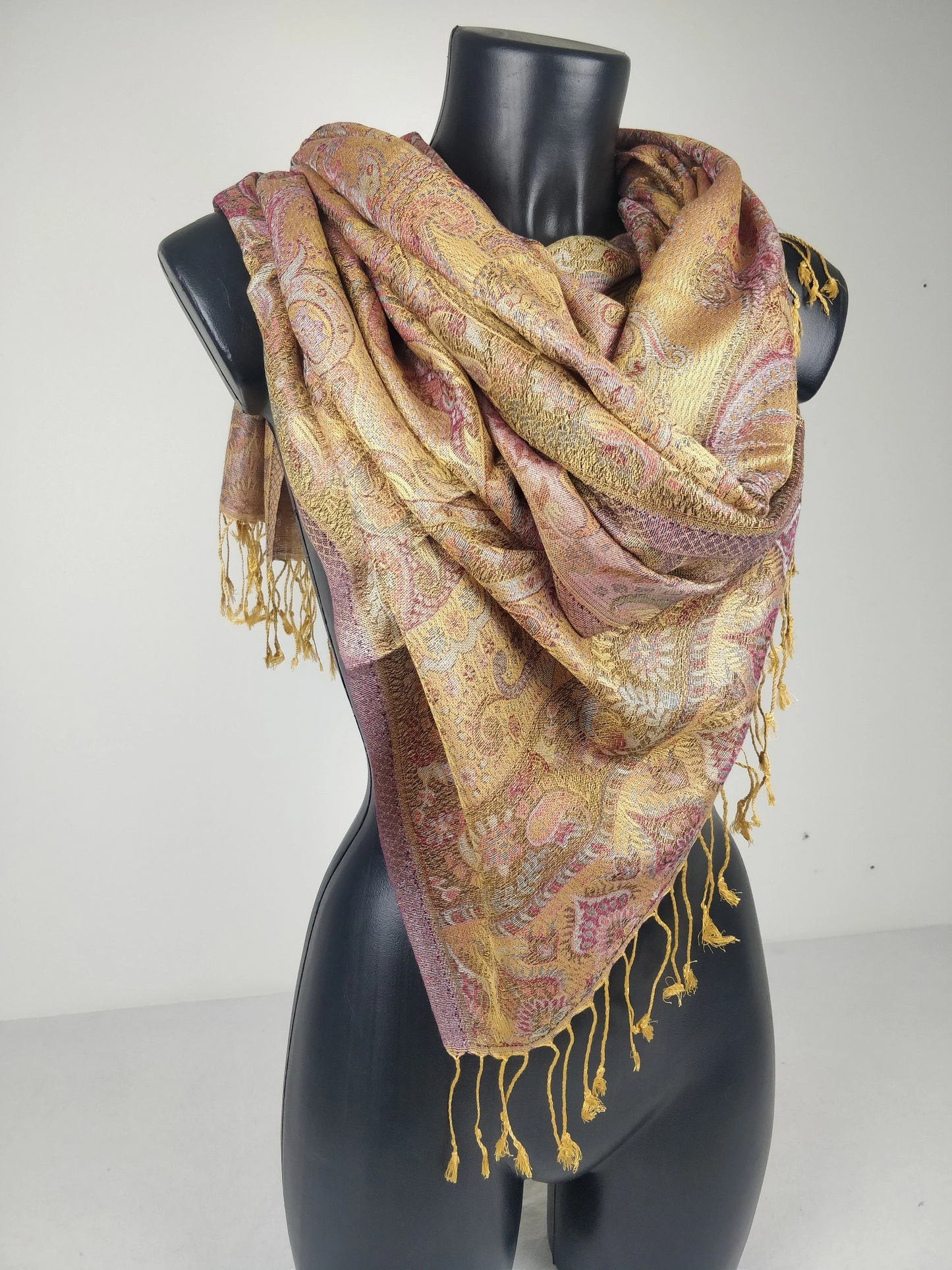 Pashmina Mangal réversible en modal / soie. Echarpe aux motifs paisley jaune et rose.