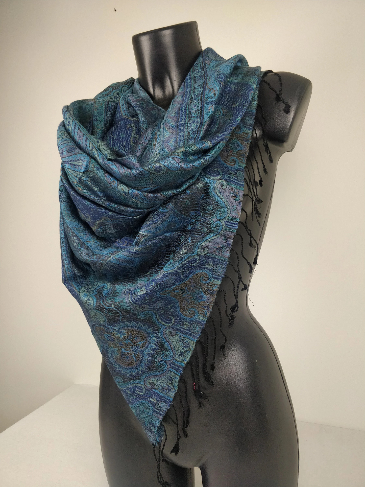 Pashmina Mangal réversible en modal / soie. Echarpe aux motifs paisley noir et bleu.