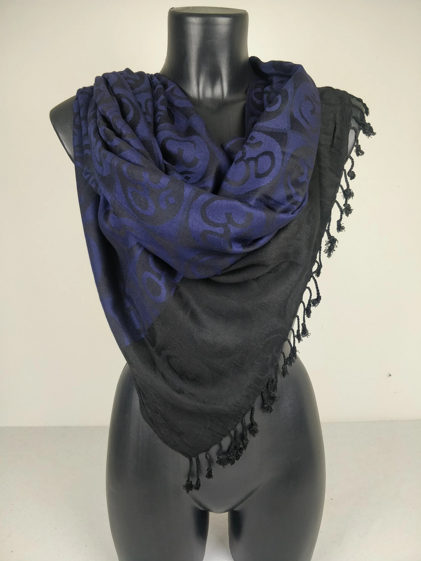 Wende-Pashmina Kharma aus Viskose. Blaue Ohm-Muster.