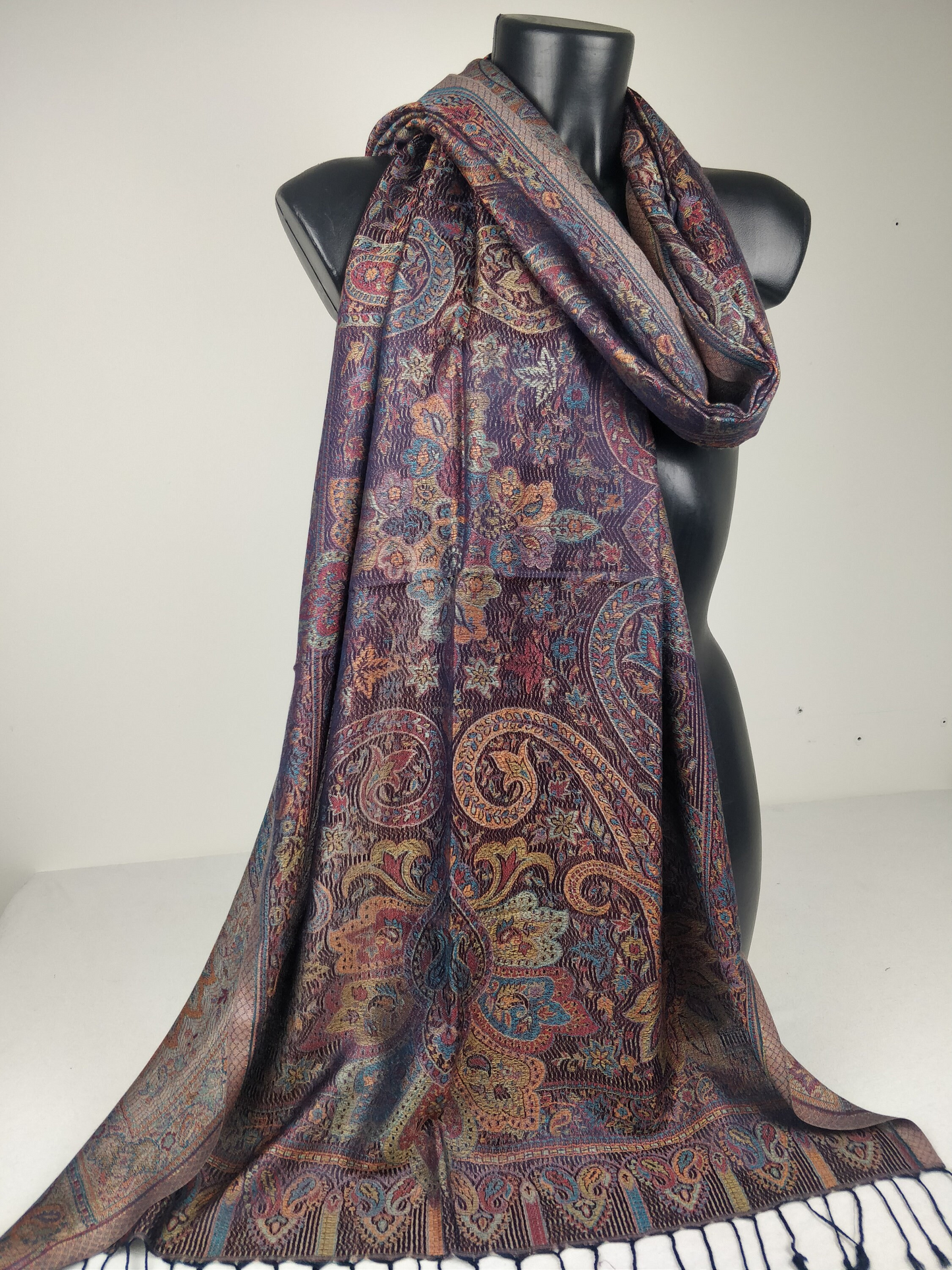 Pashmina Mangal réversible en modal / soie. Echarpe aux motifs paisley violet.