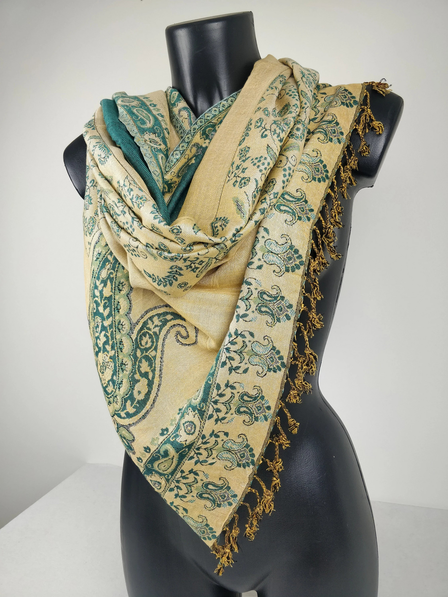 Wendbarer Pashmina Riyan aus Viskose. Blaues und cremefarbenes Paisley-Muster.