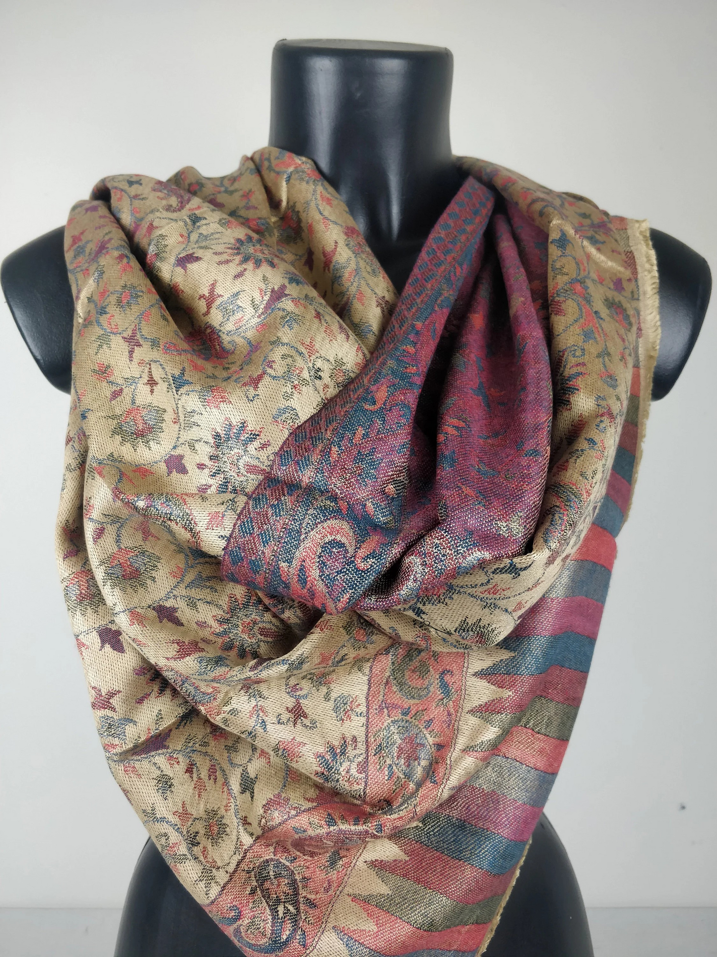 Wende-Pashmina Anjana aus Modal. Braunes Paisley-Muster.