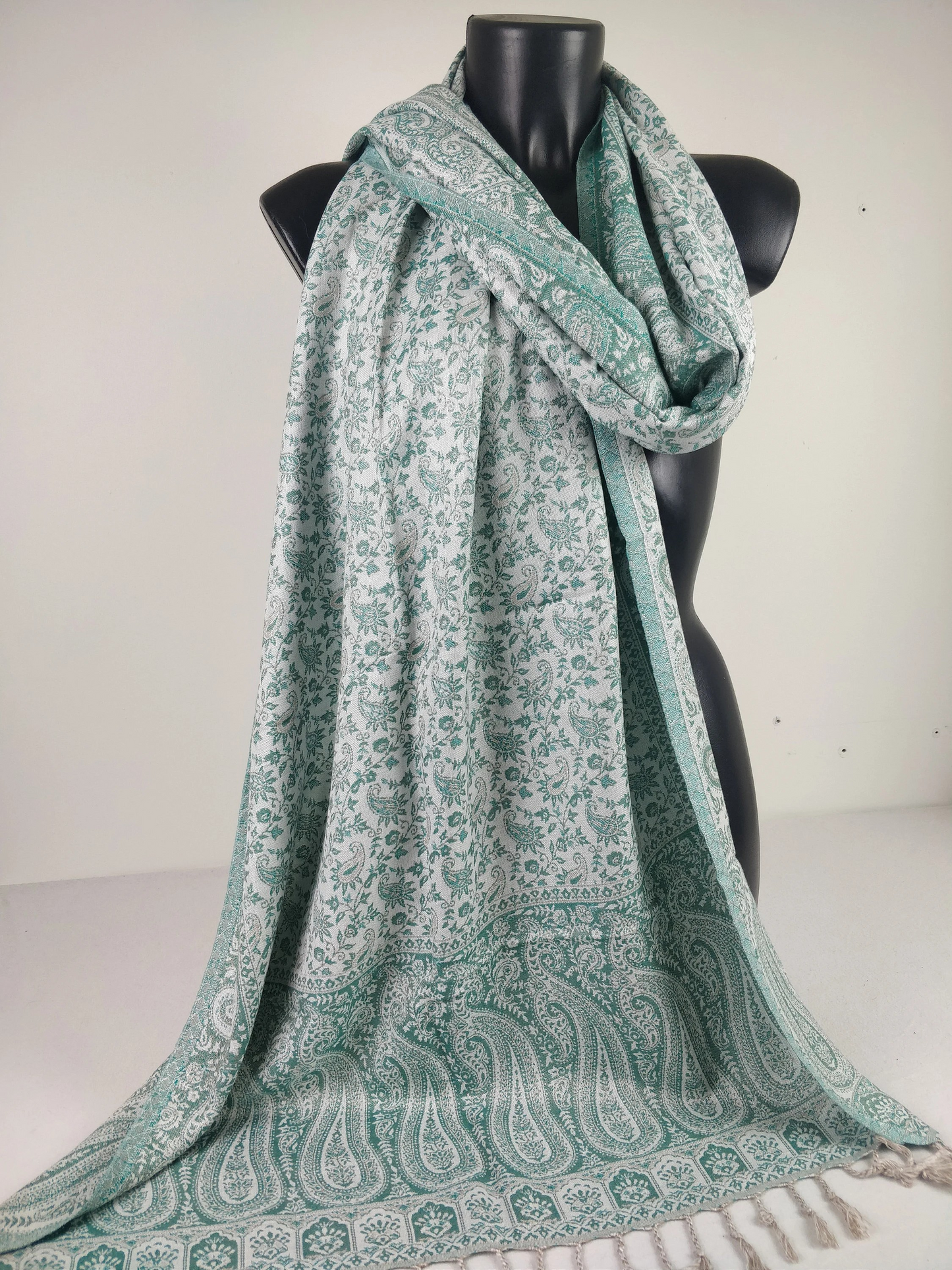 Pashmina réversible Sankya en viscose. Echarpe aux motifs paisley bleu.