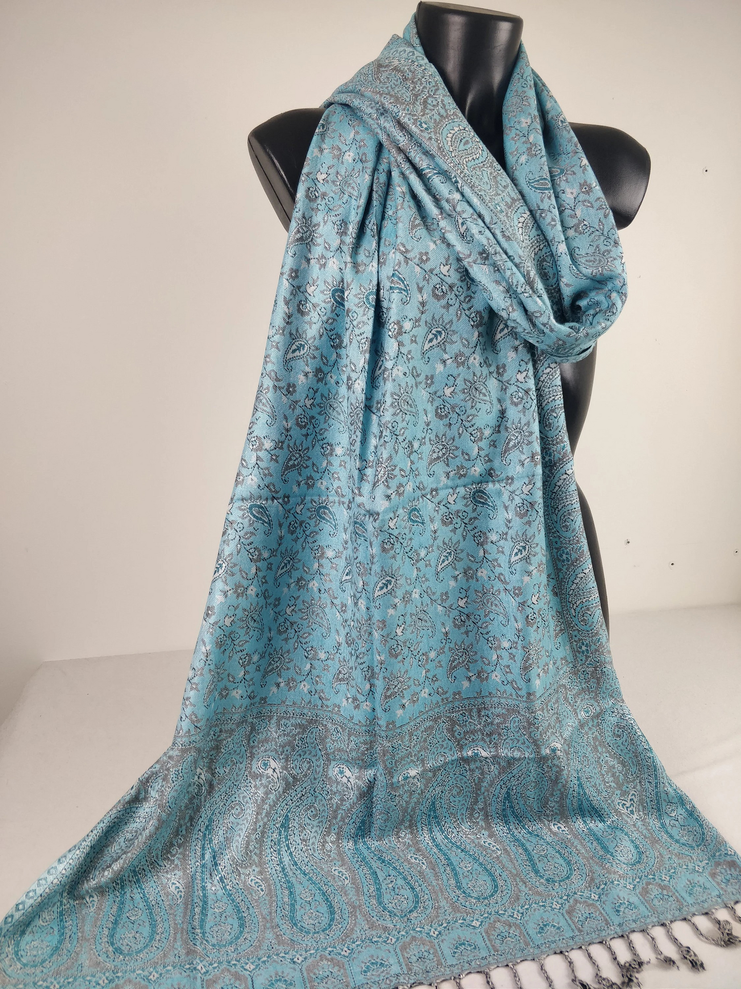 Pashmina Kheril réversible en viscose. Echarpe motifs paisley bleu.