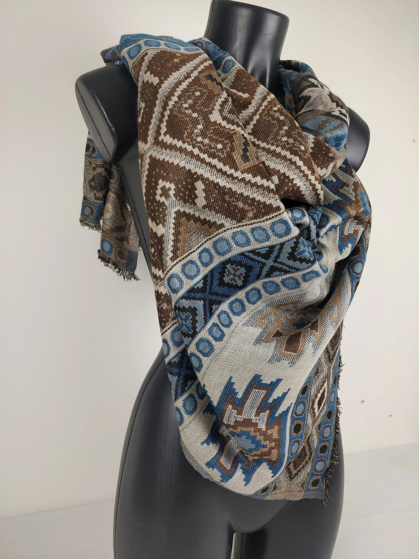 Pashmina Jyoti en viscose multicolore réversible. Echarpe aux motifs inca, marron et bleu.