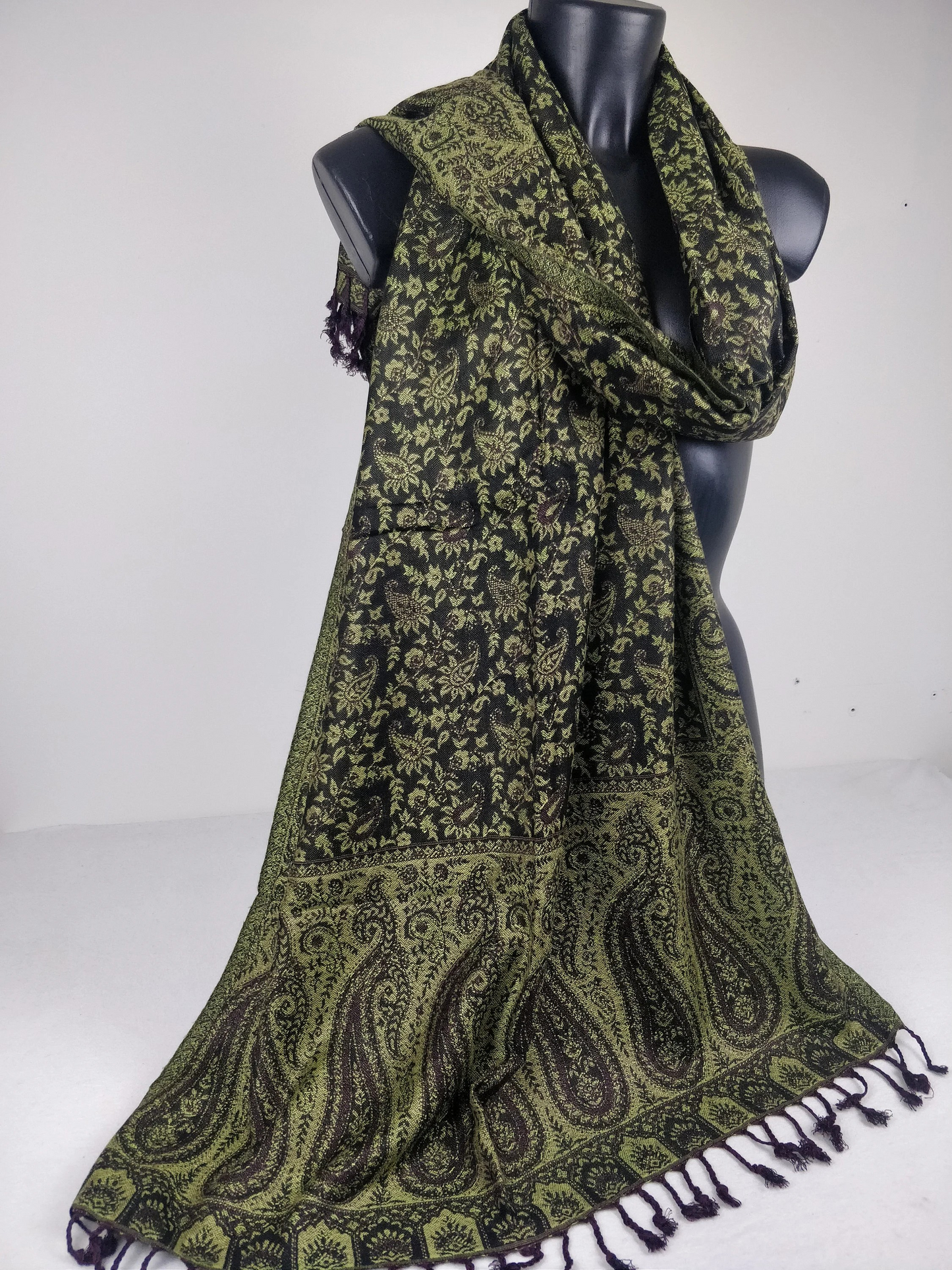 Pashmina réversible Sankya en viscose. Echarpe motif paisley vert et noir.