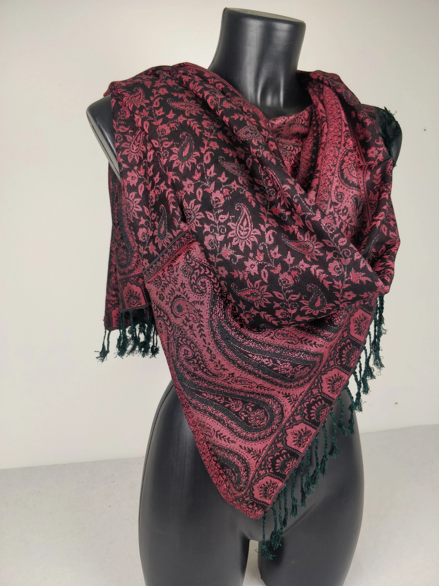 Pashmina réversible Sankya en viscose. Echarpe motif paisley noir et rouge.