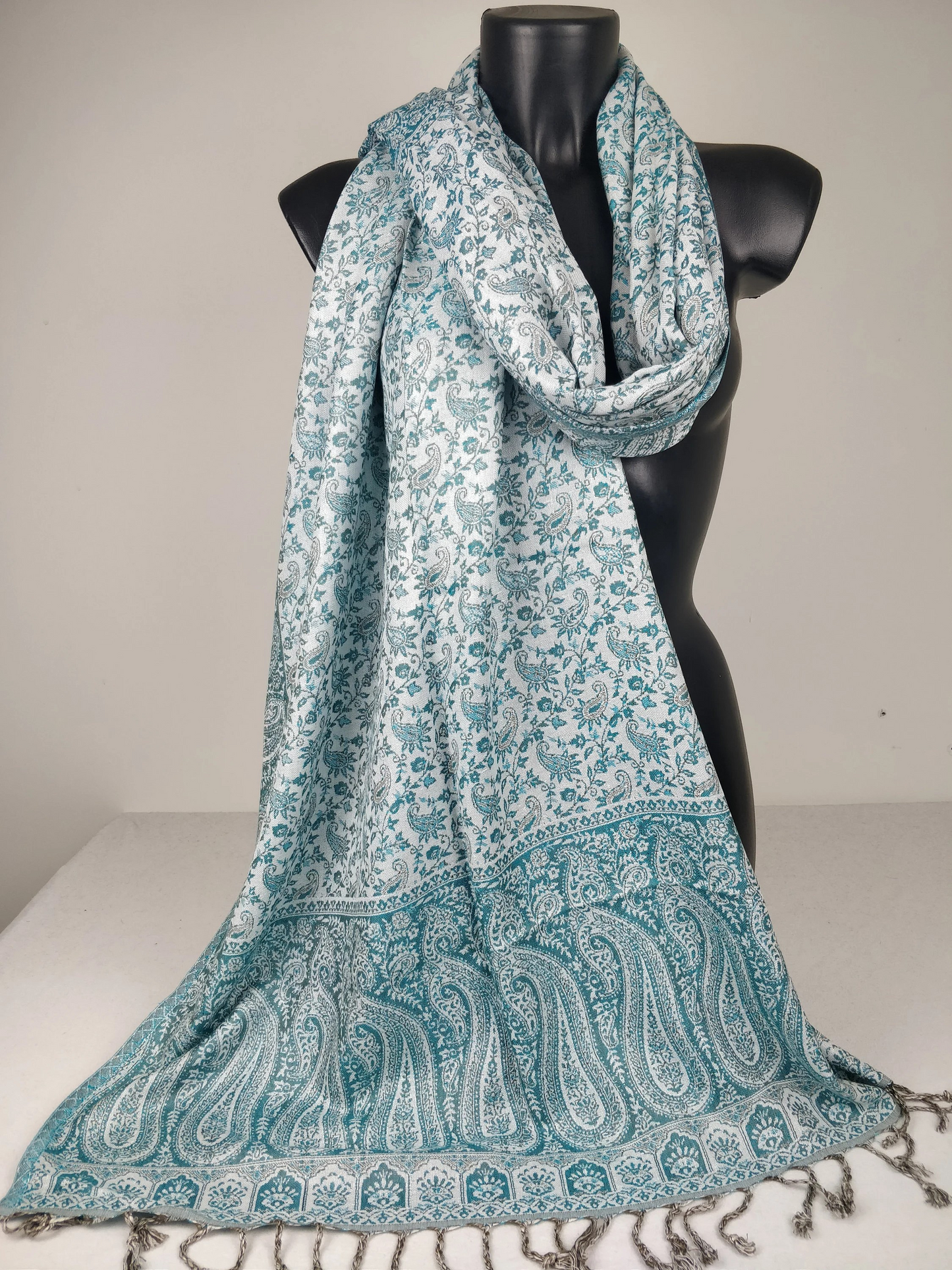 Pashmina réversible Sankya en viscose. Echarpe motif paisley bleue et blanc.