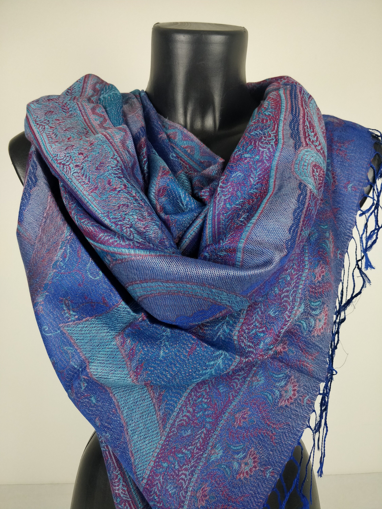 Pashmina Mangal réversible en modal / soie. Echarpe motif paisley bleu.