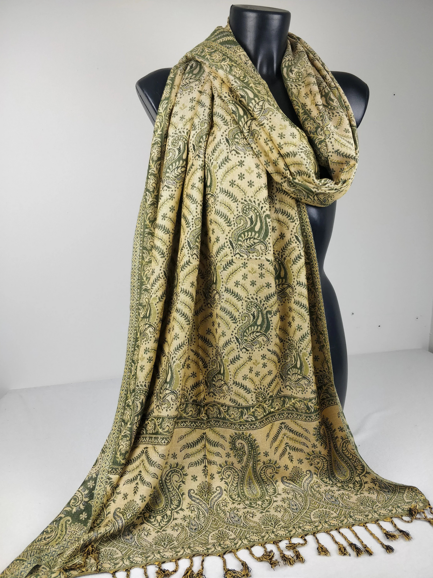 Pashmina Asoha réversible en viscose. Echarpe aux motifs paisley vert.