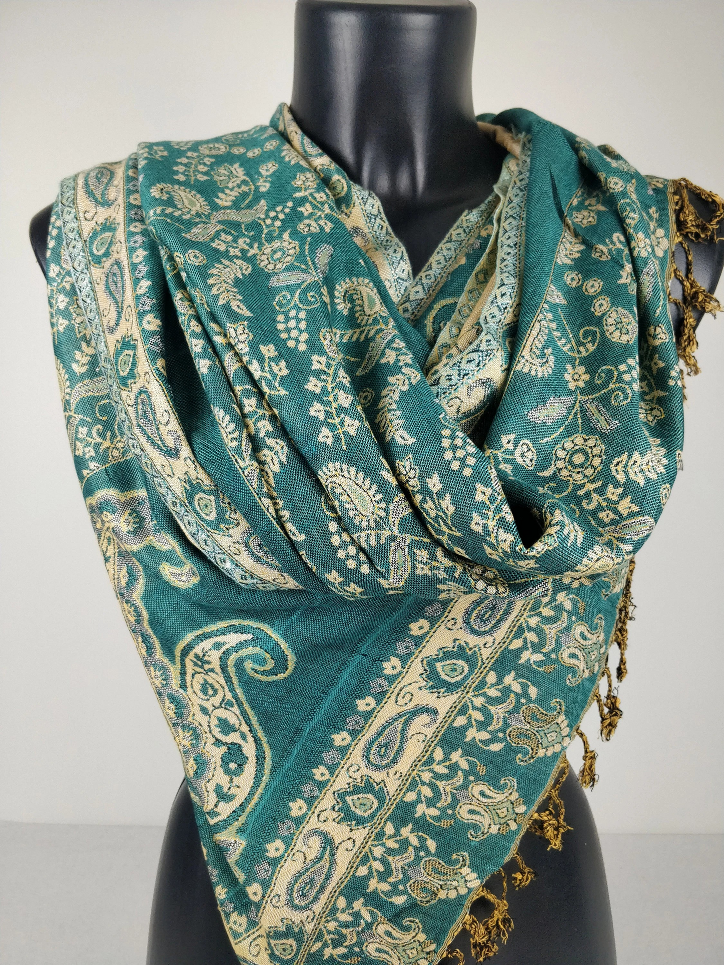 Wendbarer Pashmina Riyan aus Viskose. Blaues und cremefarbenes Paisley-Muster.