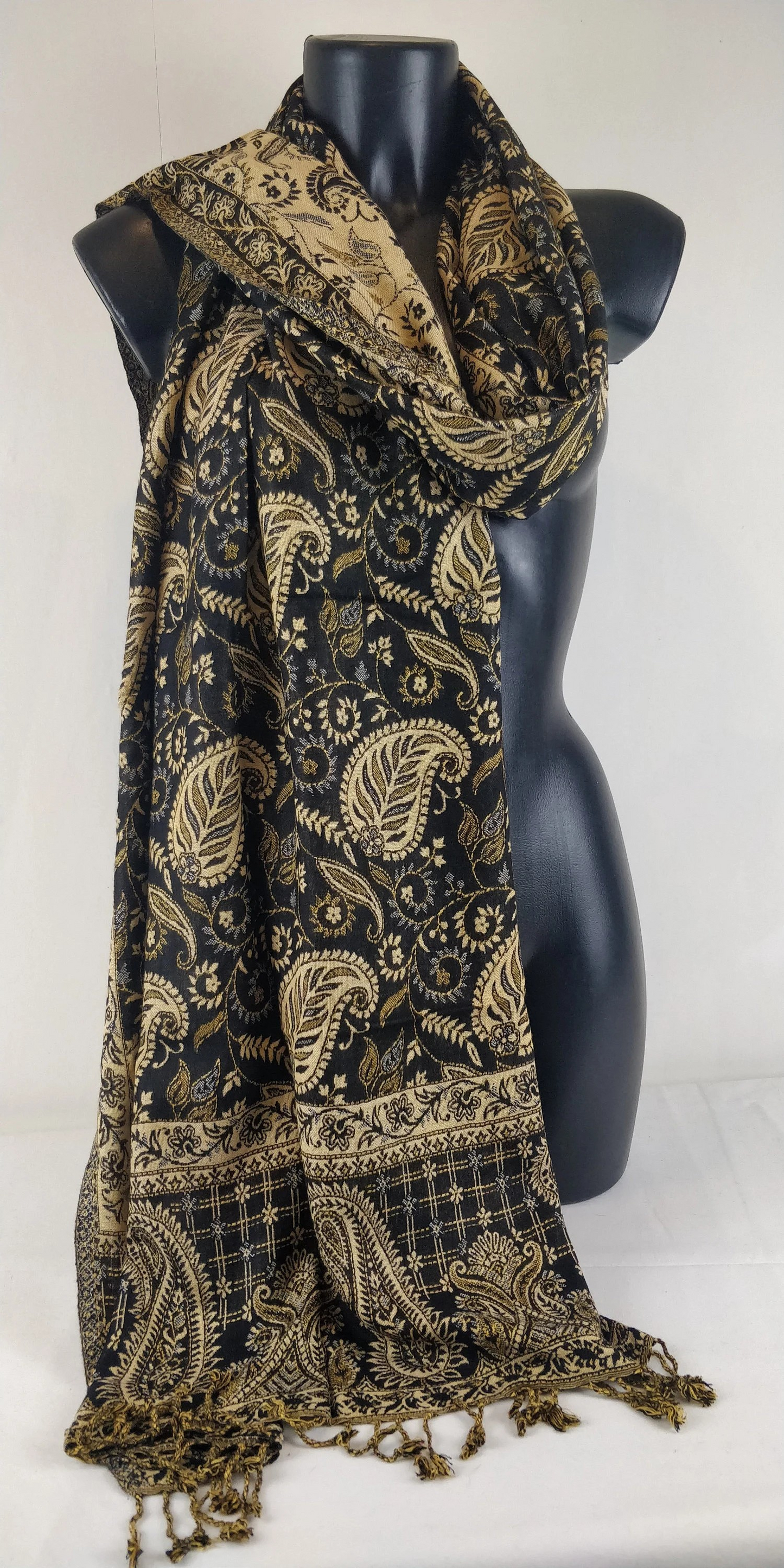 Pashmina Asoha réversible en viscose. Echarpe aux motifs paisley noir.