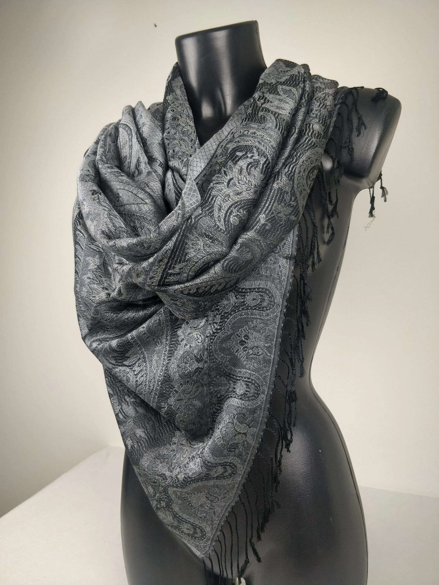 Pashmina Mangal réversible en modal / soie. Echarpe motif paisley noir.