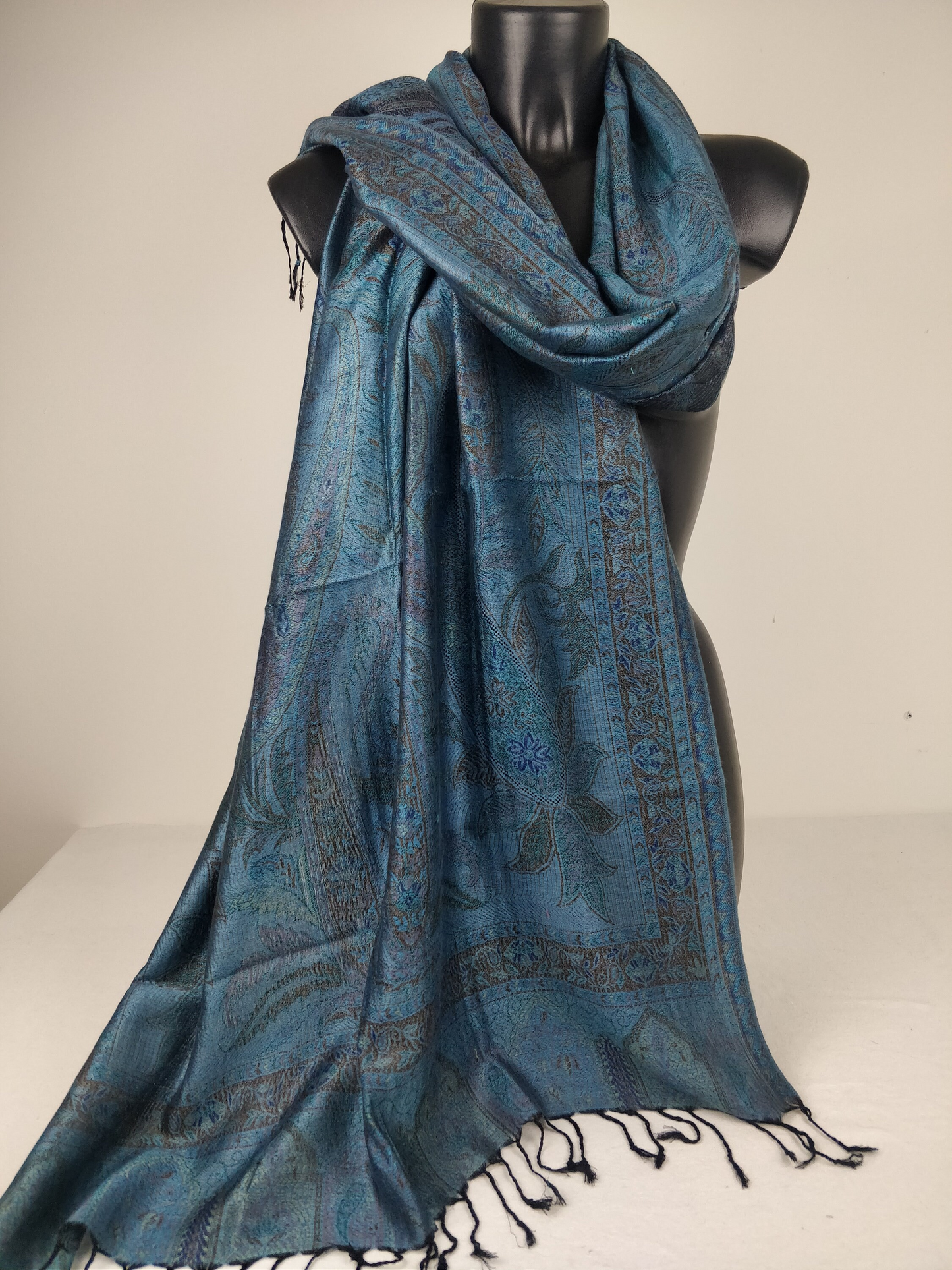 Wende-Mangal-Pashmina aus Modal/Seide. Schwarzes, blaues und lila Paisley-Muster.