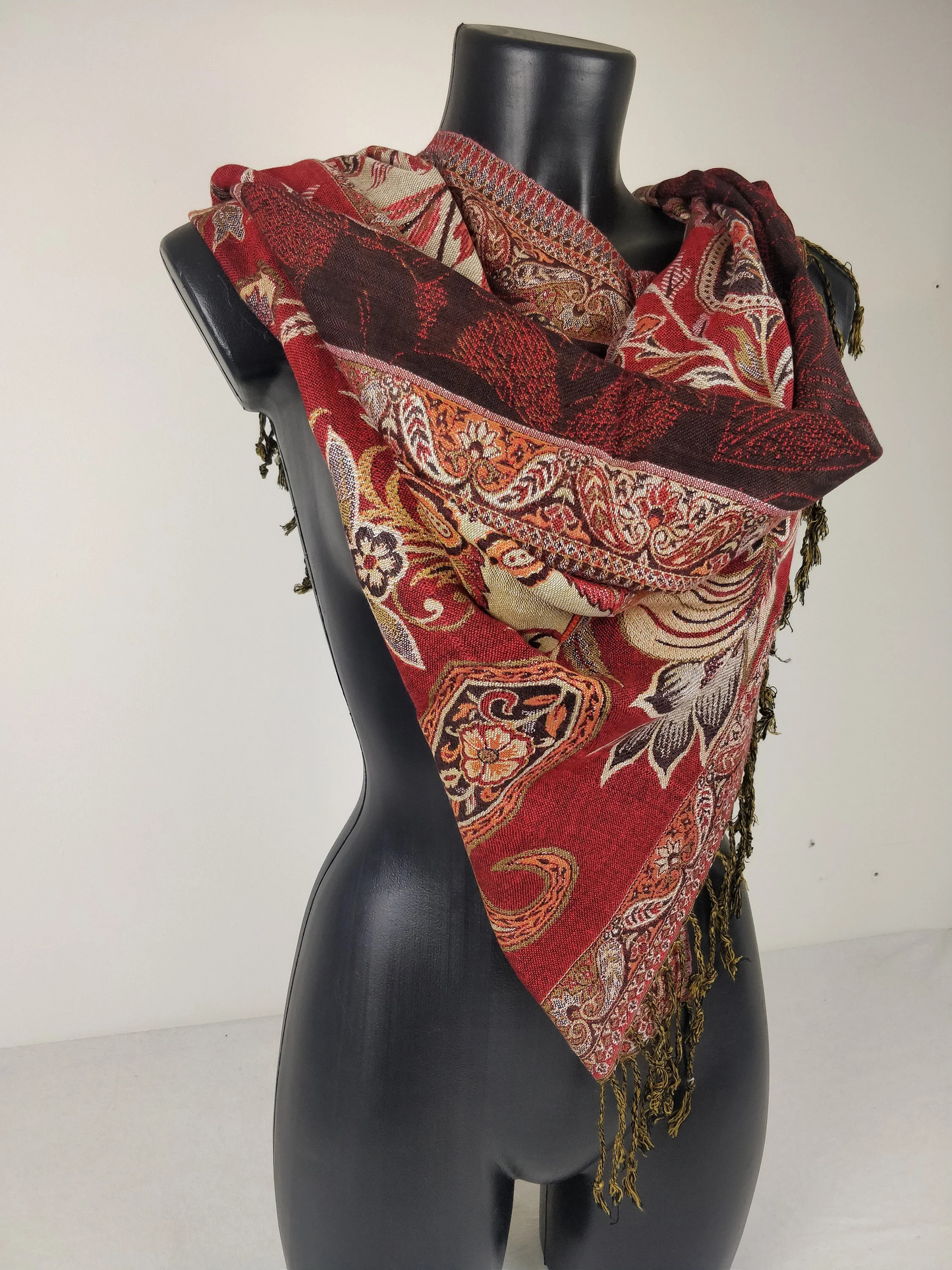 Vintage Hantra Pashmina aus Viskose. Wendeschal mit roten, cremefarbenen und orangefarbenen Paisleymustern.