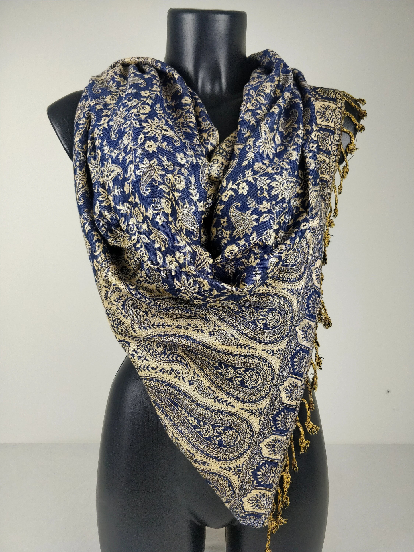 Pashmina réversible Sankya en viscose. Echarpe motif paisley bleu.