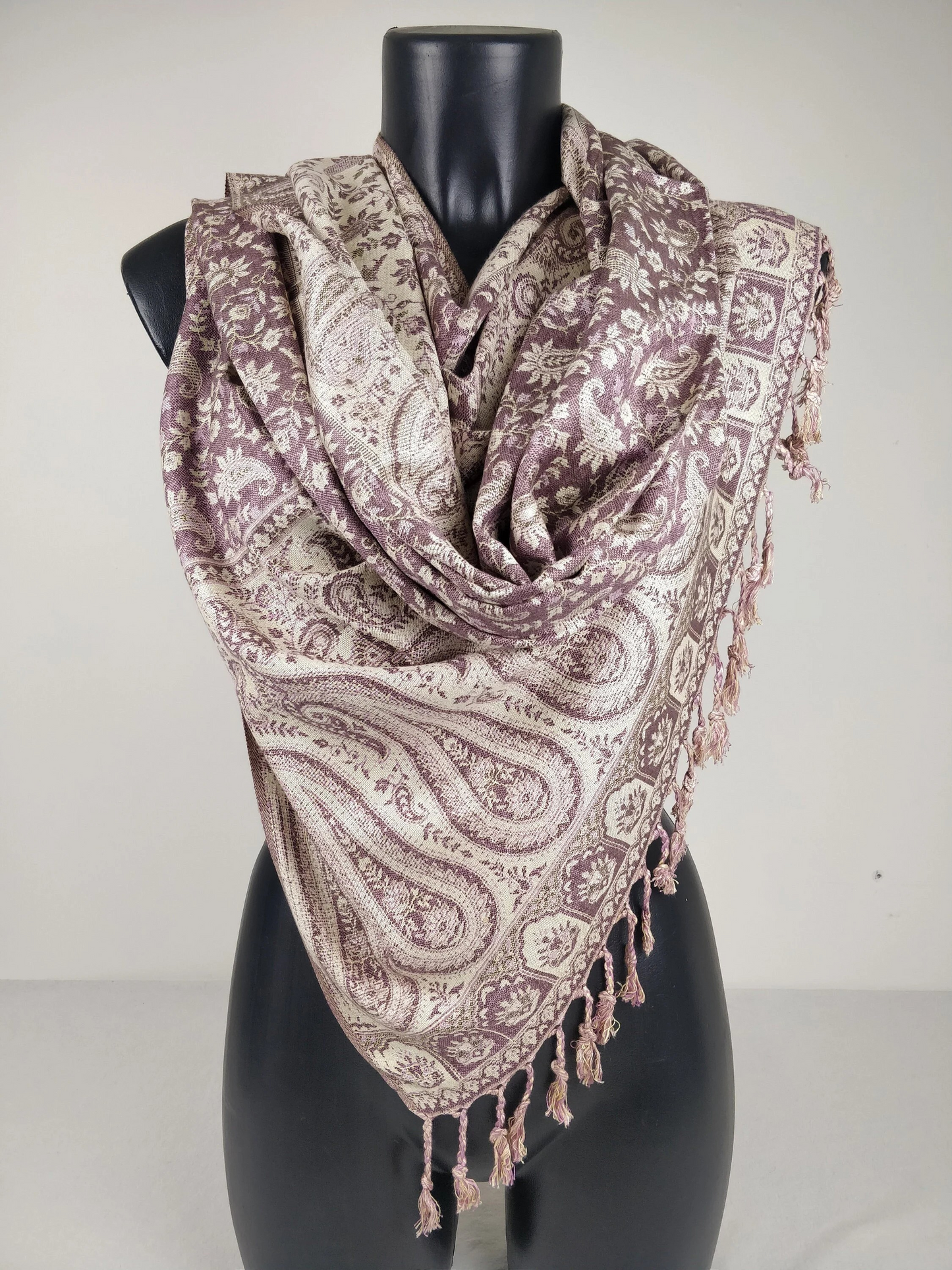 Pashmina réversible Sankya en viscose. Echarpe aux motifs paisley violet.