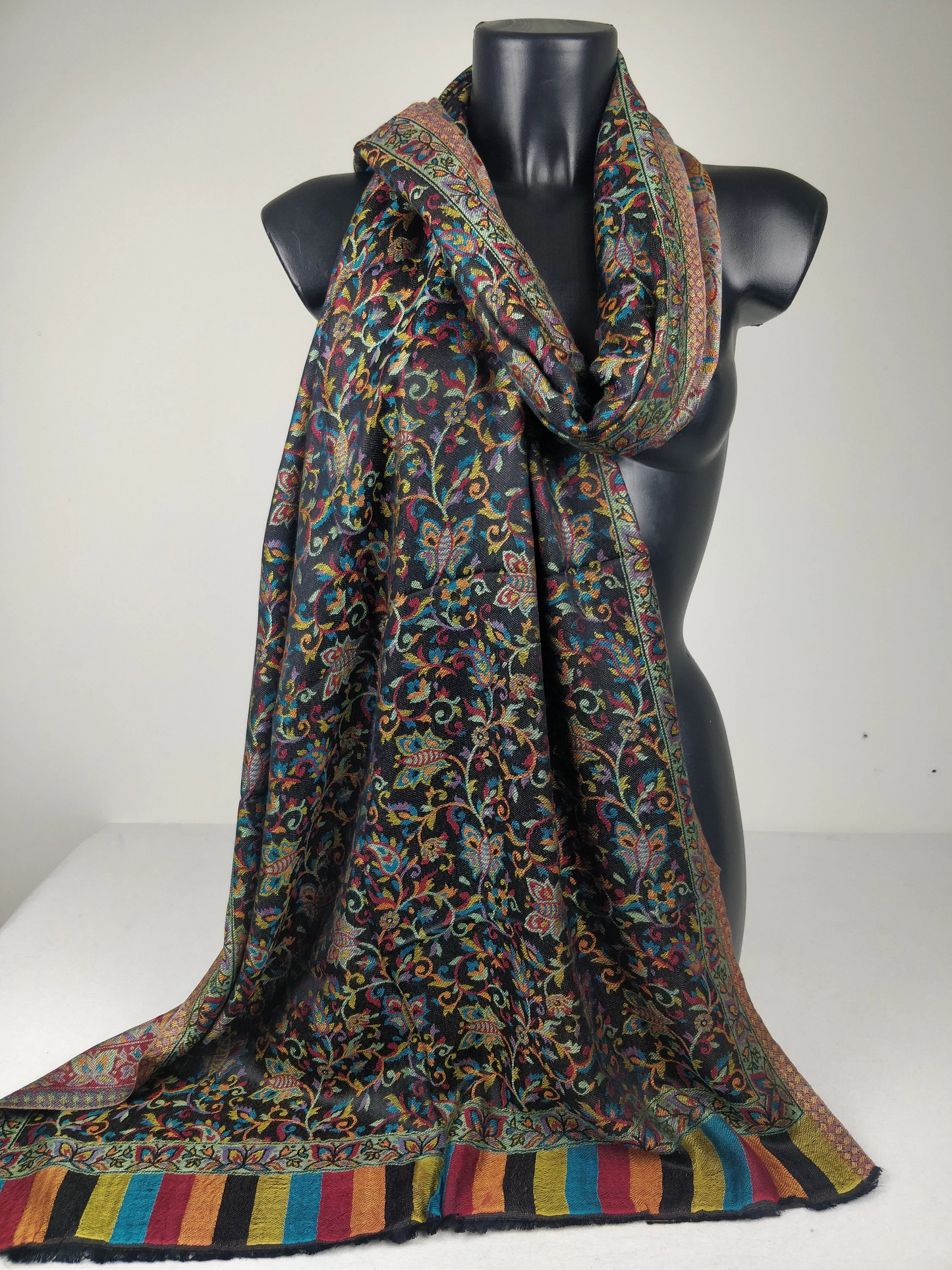 Wende-Pashmina Anjana aus Modal. Schwarzes Paisley-Muster.