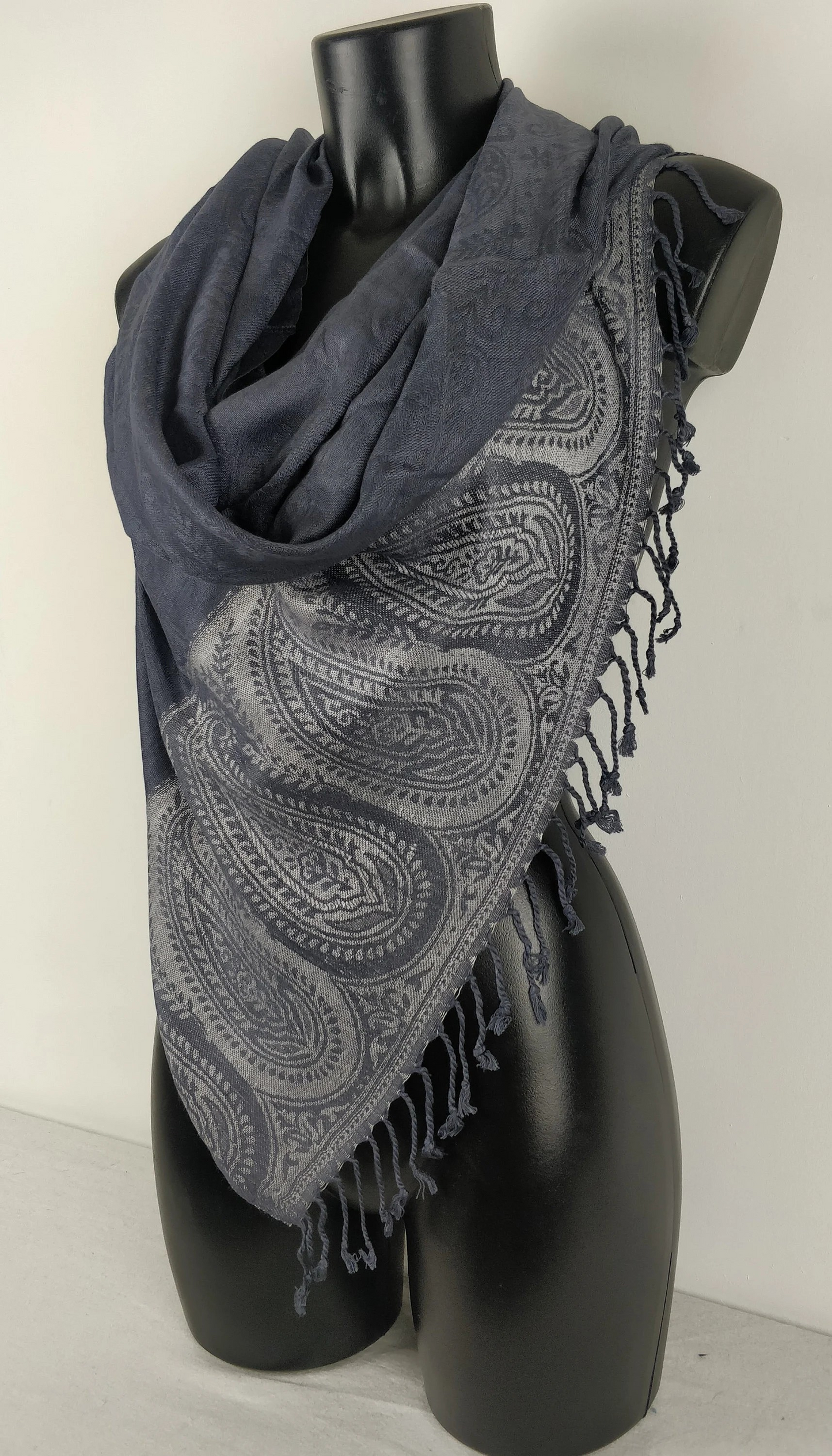 Zweifarbiger Vaisana-Pashmina aus Viskose. Braunes Paisley-Muster.