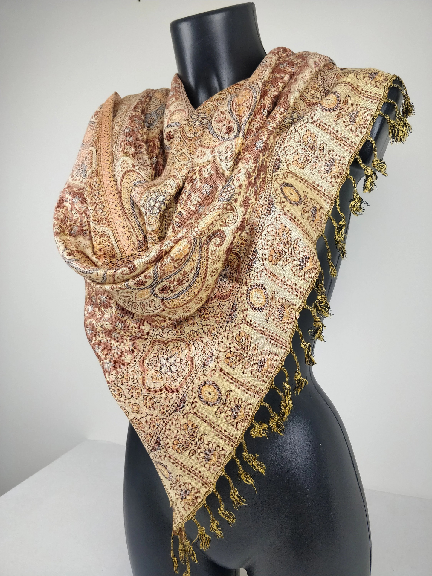 Pashmina vintage Hantra en viscose. Echarpe réversible aux motifs ethnique marron.